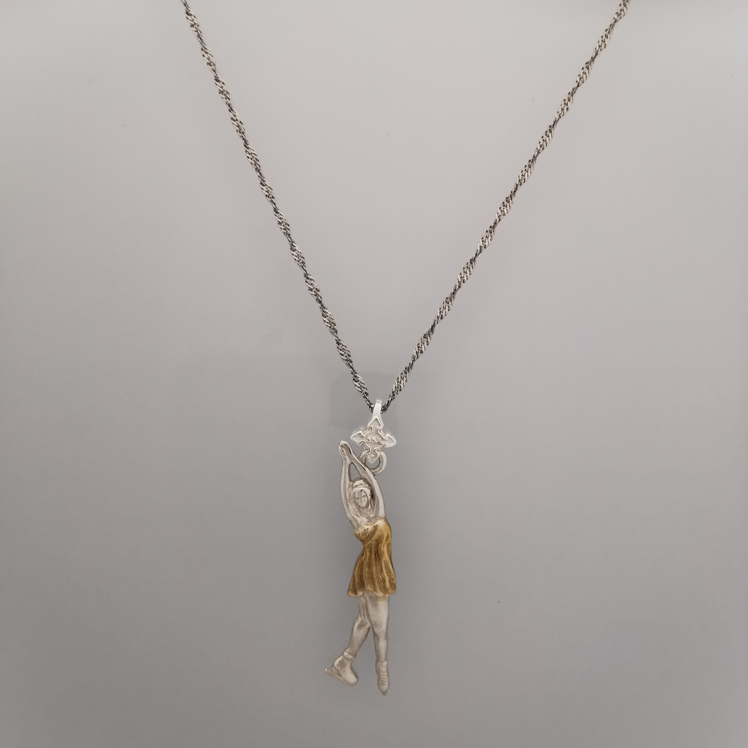 Фигурно пързаляне – Дамски спортен медальон от сребро 925 с частично позлатено покритие – Ръчно изработено спортно бижу – Идеален подарък за жена, фенка на фигурното пързаляне – SSJ