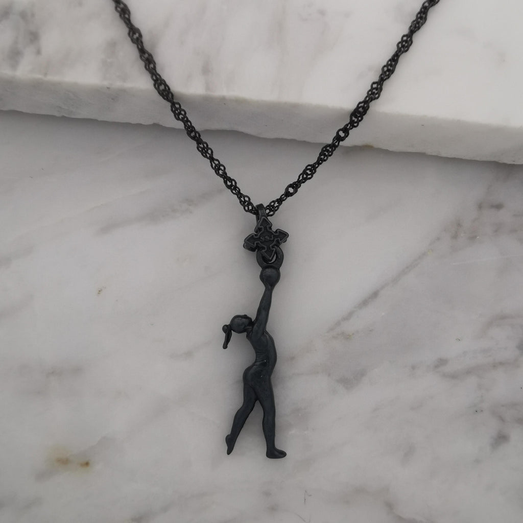 Художествена гимнастика (съчетание с топка) – Дамски спортен медальон от сребро 925 с оксидирано покритие – Ръчно изработено спортно бижу – Идеален подарък за жена, фенка на художествената гимнастика – SSJ