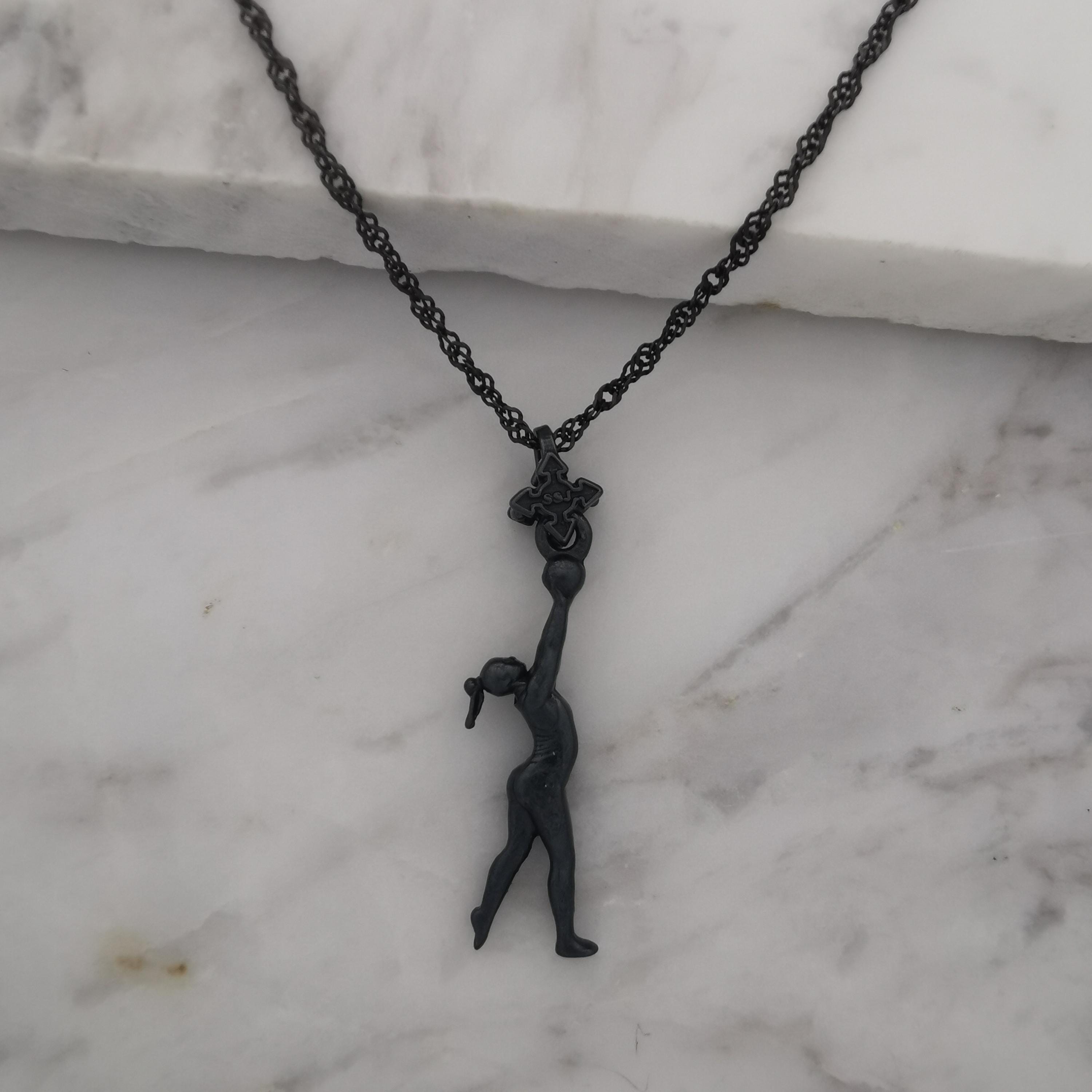 Художествена гимнастика (съчетание с топка) – Дамски спортен медальон от сребро 925 с оксидирано покритие – Ръчно изработено спортно бижу – Идеален подарък за жена, фенка на художествената гимнастика – SSJ