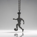 Футболист – Мъжки спортен медальон от сребро 925 с оксидирано покритие – Ръчно изработено спортно бижу – Идеален подарък за мъж, фен на футбола – SSJ