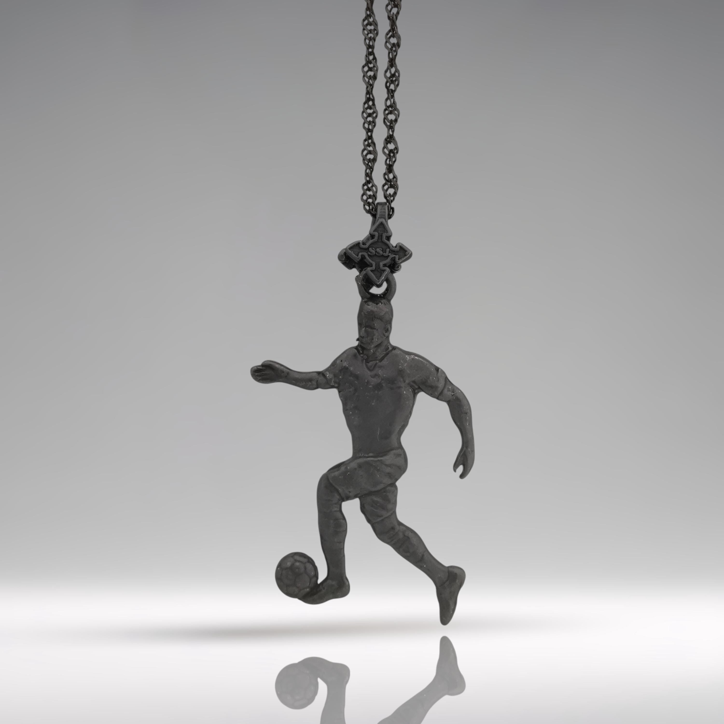 Футболист – Мъжки спортен медальон от сребро 925 с оксидирано покритие – Ръчно изработено спортно бижу – Идеален подарък за мъж, фен на футбола – SSJ