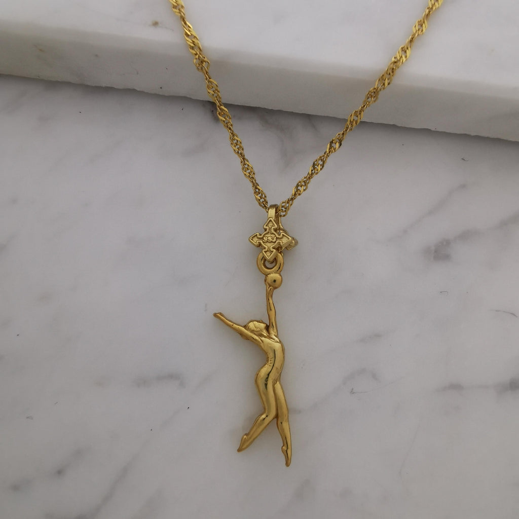 Художествена гимнастика (съчетание с топка) – Дамски спортен медальон от сребро 925 с позлатено покритие – Ръчно изработено спортно бижу – Идеален подарък за жена, фенка на художествената гимнастика – SSJ