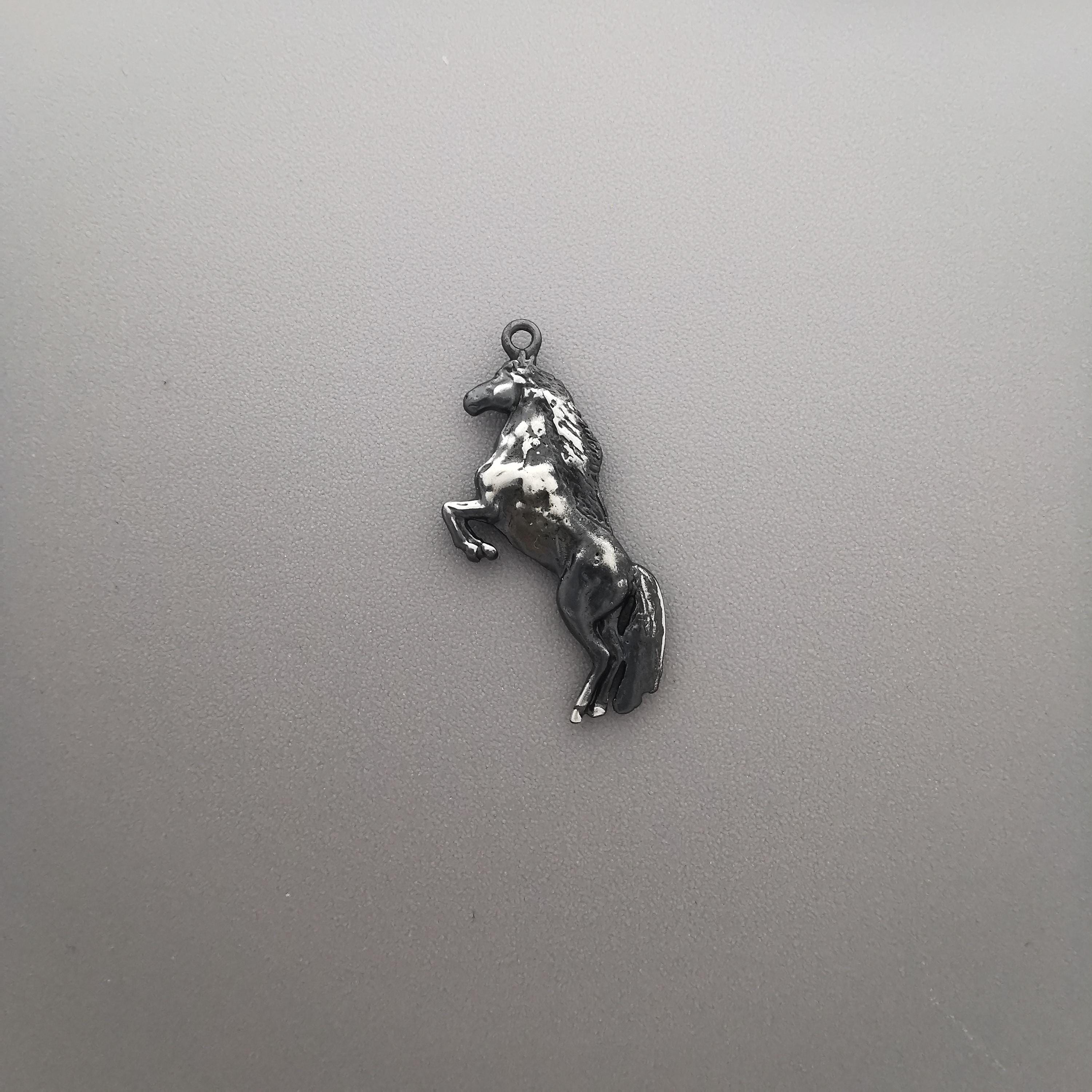 Кон – Мъжки спортен медальон с винтидж покритие – Сребро 925 – Ръчно изработено бижу/талисман конен спорт – Идеален подарък – SSJ