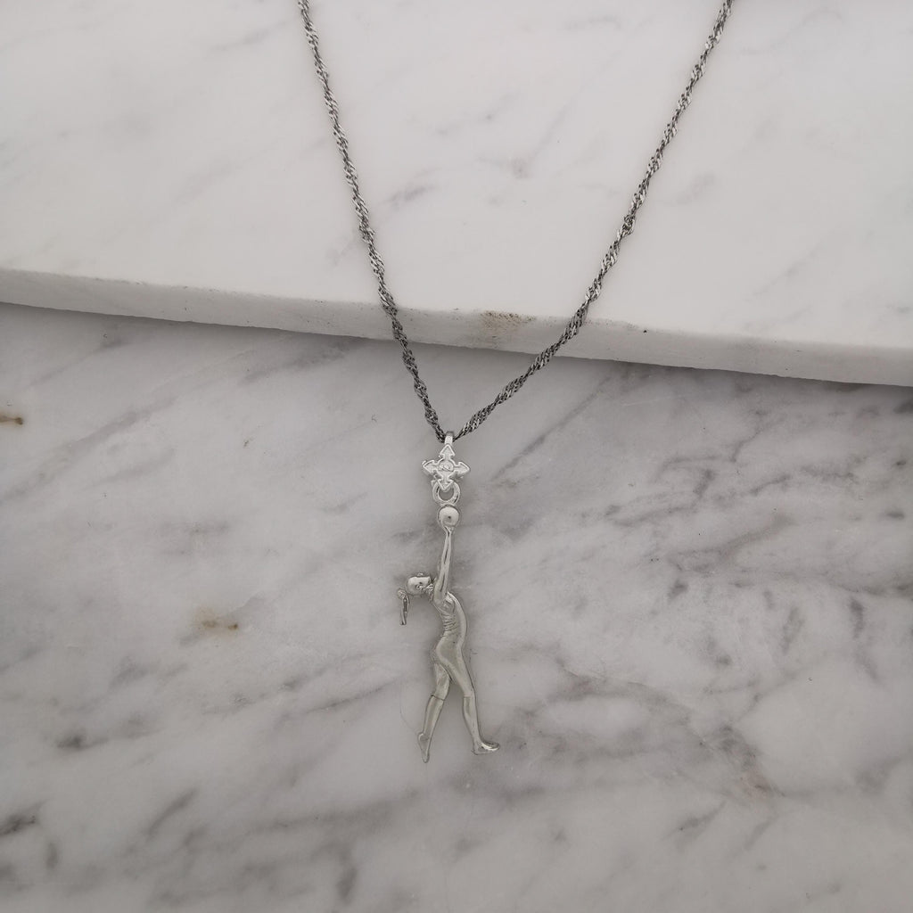 Художествена гимнастика (съчетание с топка) – Дамски спортен медальон от сребро 925 в класическо сребро – Ръчно изработено спортно бижу – Идеален подарък за жена, фенка на художествената гимнастика – SSJ