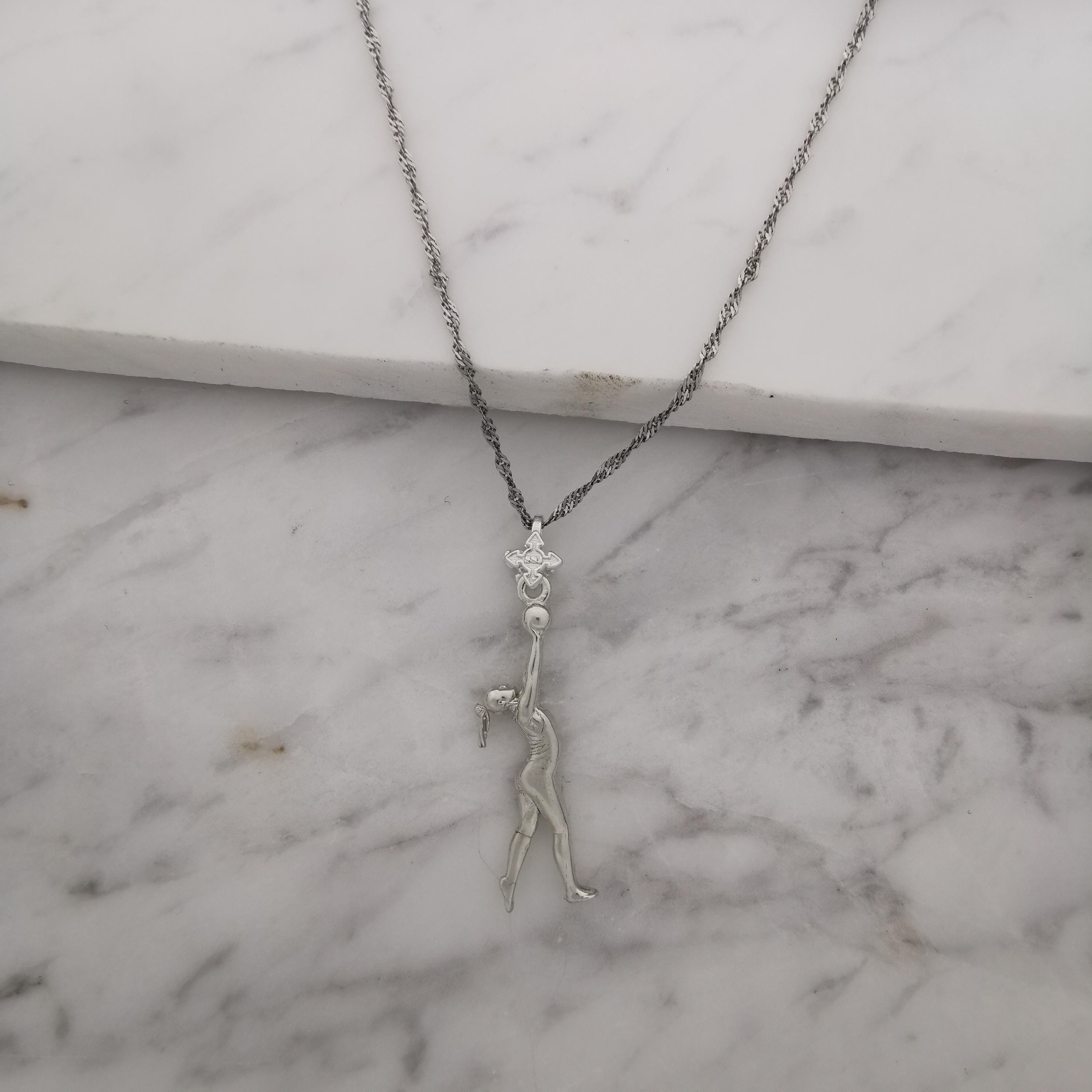 Художествена гимнастика (съчетание с топка) – Дамски спортен медальон от сребро 925 в класическо сребро – Ръчно изработено спортно бижу – Идеален подарък за жена, фенка на художествената гимнастика – SSJ