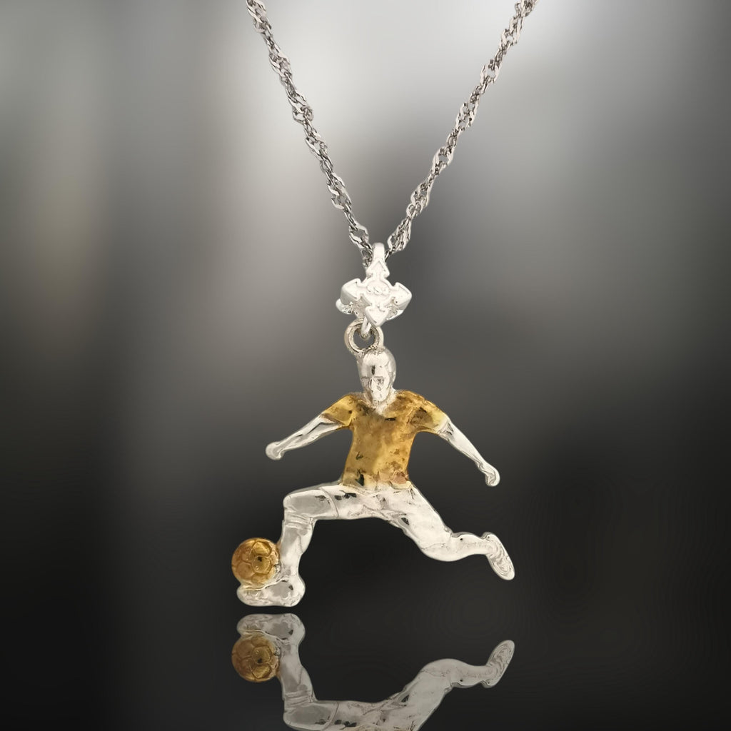 Футболист (удар с крак) – Мъжки спортен медальон от сребро 925 с частично позлатено покритие – Ръчно изработено спортно бижу – Идеален подарък за мъж, фен на футбола – SSJ