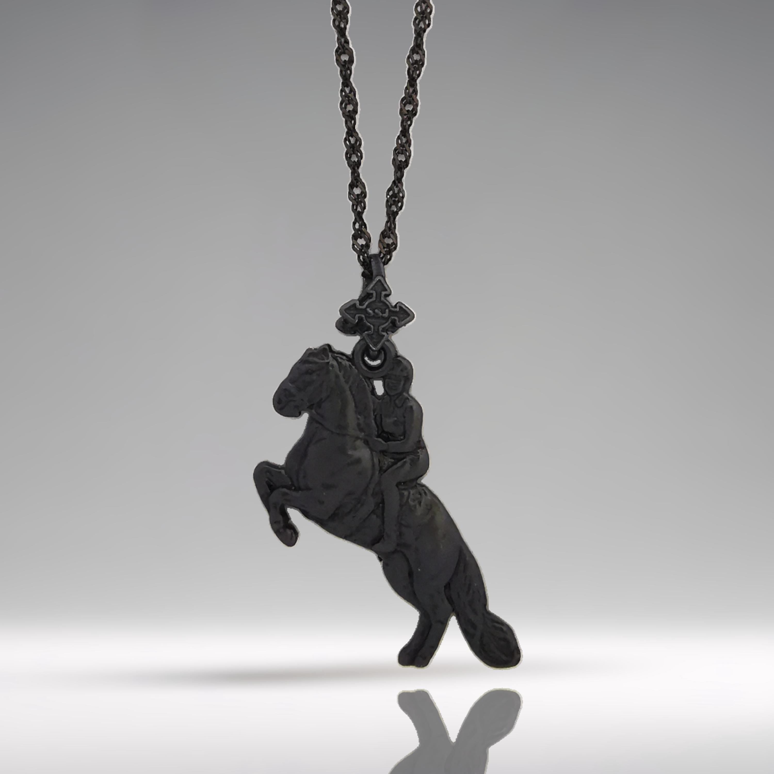 Конен спорт – Мъжки медальон „Ездач при прескачане на препятствие“ – Оксидирано сребро 925 – Ръчно изработено спортно бижу/талисман за конен спорт – Идеален подарък за мъж – SSJ