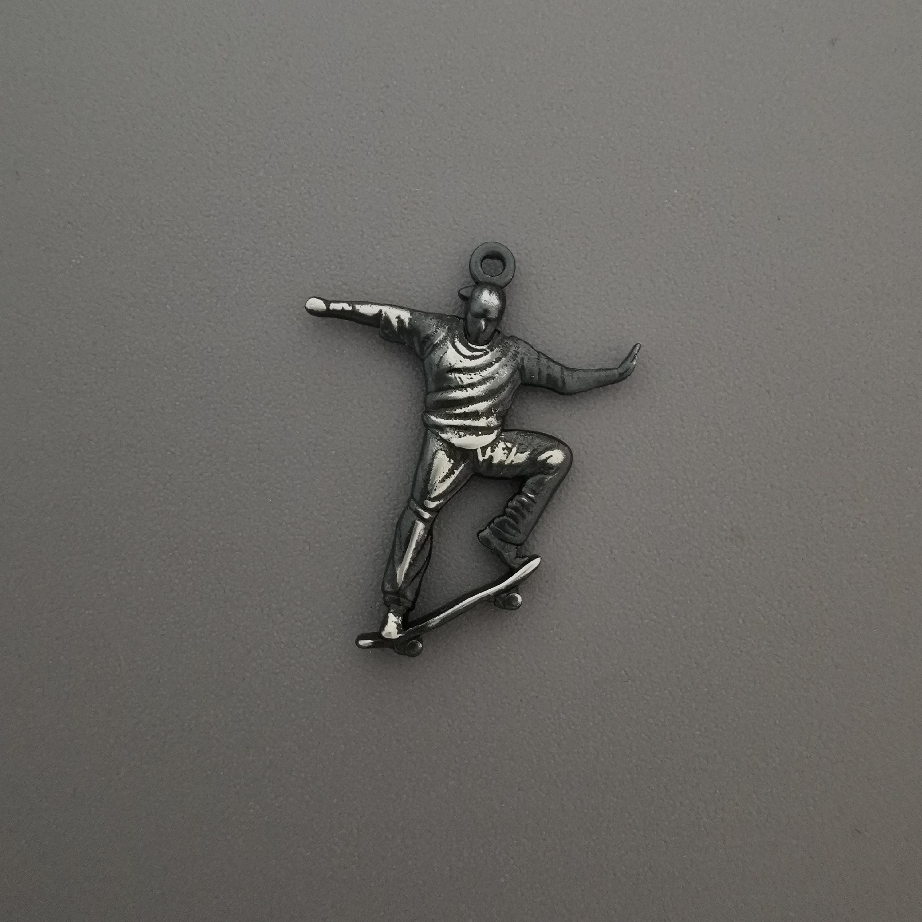 Скейтбордист – Мъжки спортен медальон от сребро 925 с винтидж покритие – Ръчно изработено спортно бижу – Идеален подарък за мъж, фен на скейтборда – SSJ