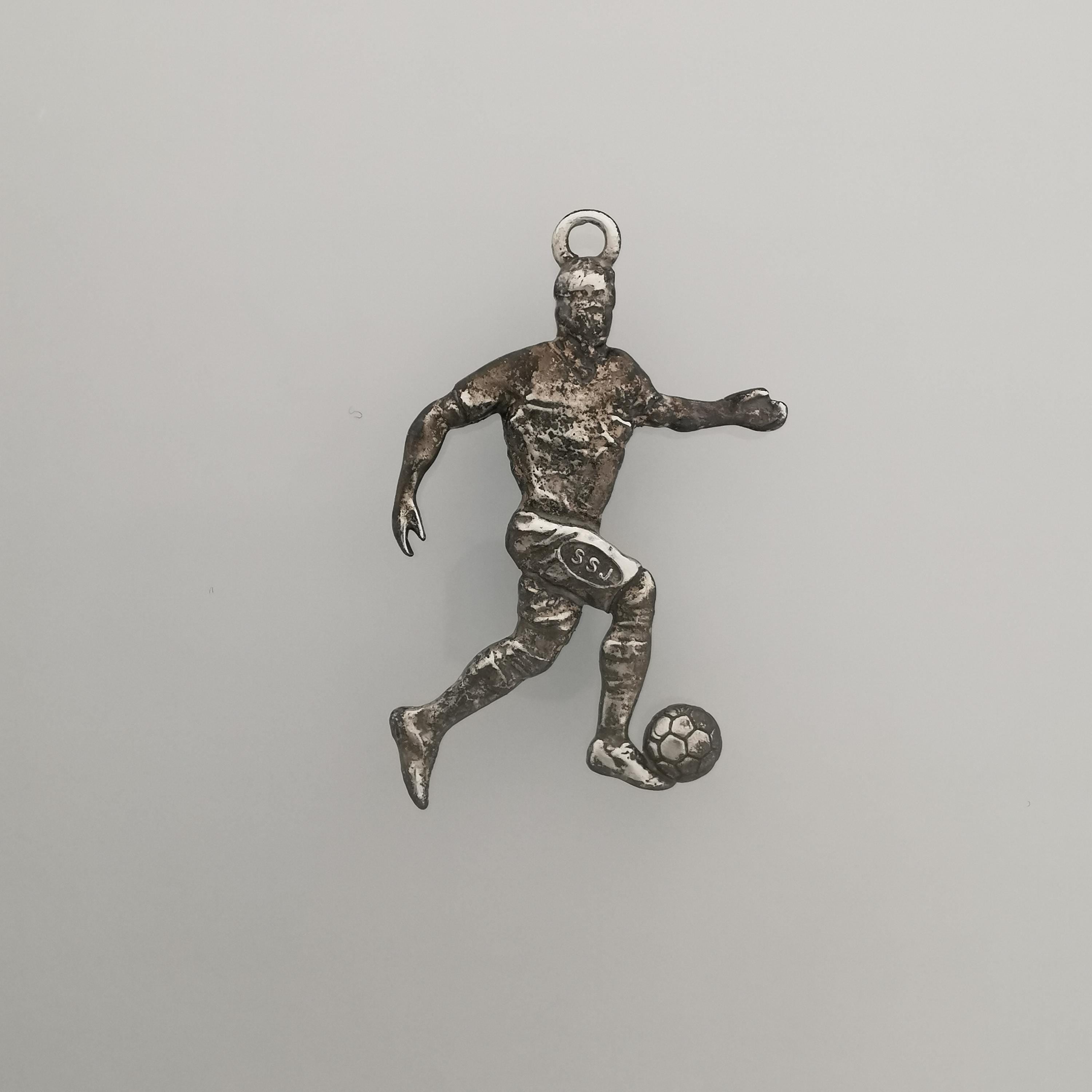Футболист – Мъжки спортен медальон от сребро 925 с винтидж покритие – Ръчно изработено спортно бижу – Идеален подарък за мъж, фен на футбола – SSJ