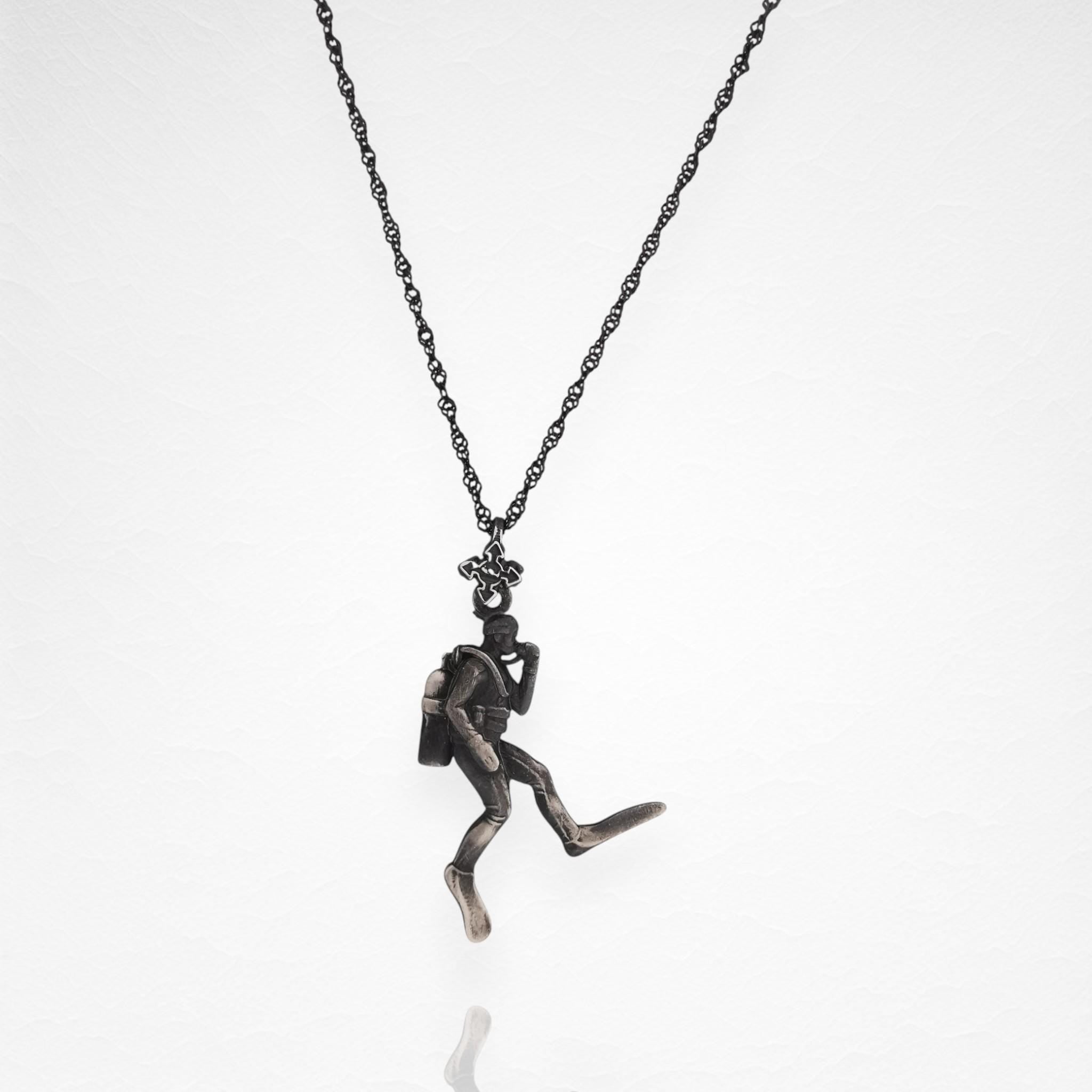 Водолаз – Мъжки медальон Гмуркач от сребро 925 с винтидж покритие – Ръчно изработено бижу Дайвинг за мъже с приключенски дух – SSJ