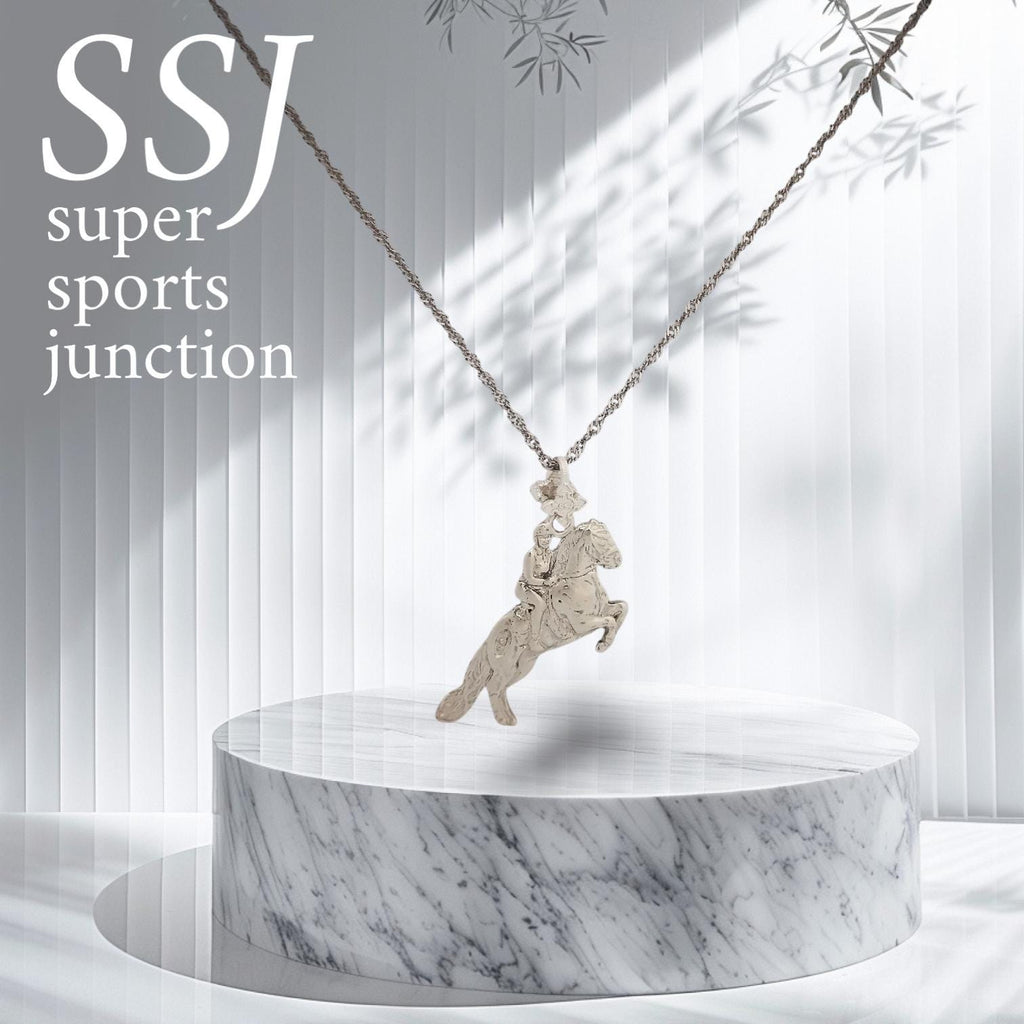 Конен спорт – Мъжки медальон „Ездач при прескачане на препятствие“ – Класическо сребро 925 – Ръчно изработено спортно бижу/талисман за конен спорт – Идеален подарък за мъж – SSJ