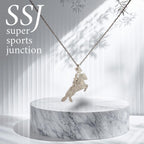 Конен спорт – Мъжки медальон „Ездач при прескачане на препятствие“ – Класическо сребро 925 – Ръчно изработено спортно бижу/талисман за конен спорт – Идеален подарък за мъж – SSJ