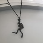 Гмуркач – Мъжки медальон Водолаз от сребро 925 с оксидирано покритие – Ръчно изработено бижу Дайвинг за любители на морето и подводните спортове – SSJ