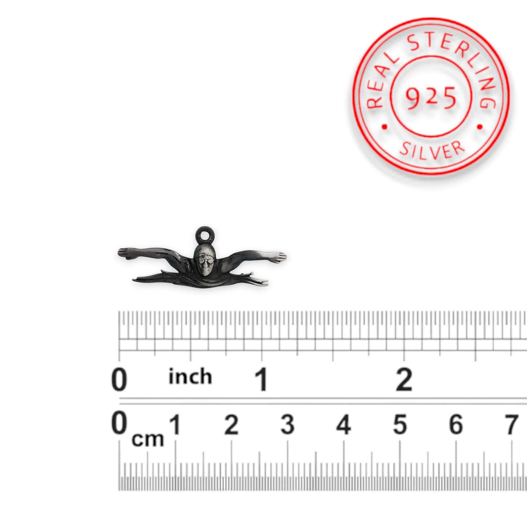 Плуване (Бътерфлай) – Мъжки спортен медальон от сребро 925 с винтидж покритие – Ръчно изработено спортно бижу – Идеален подарък за мъж, фен на плуването – SSJ