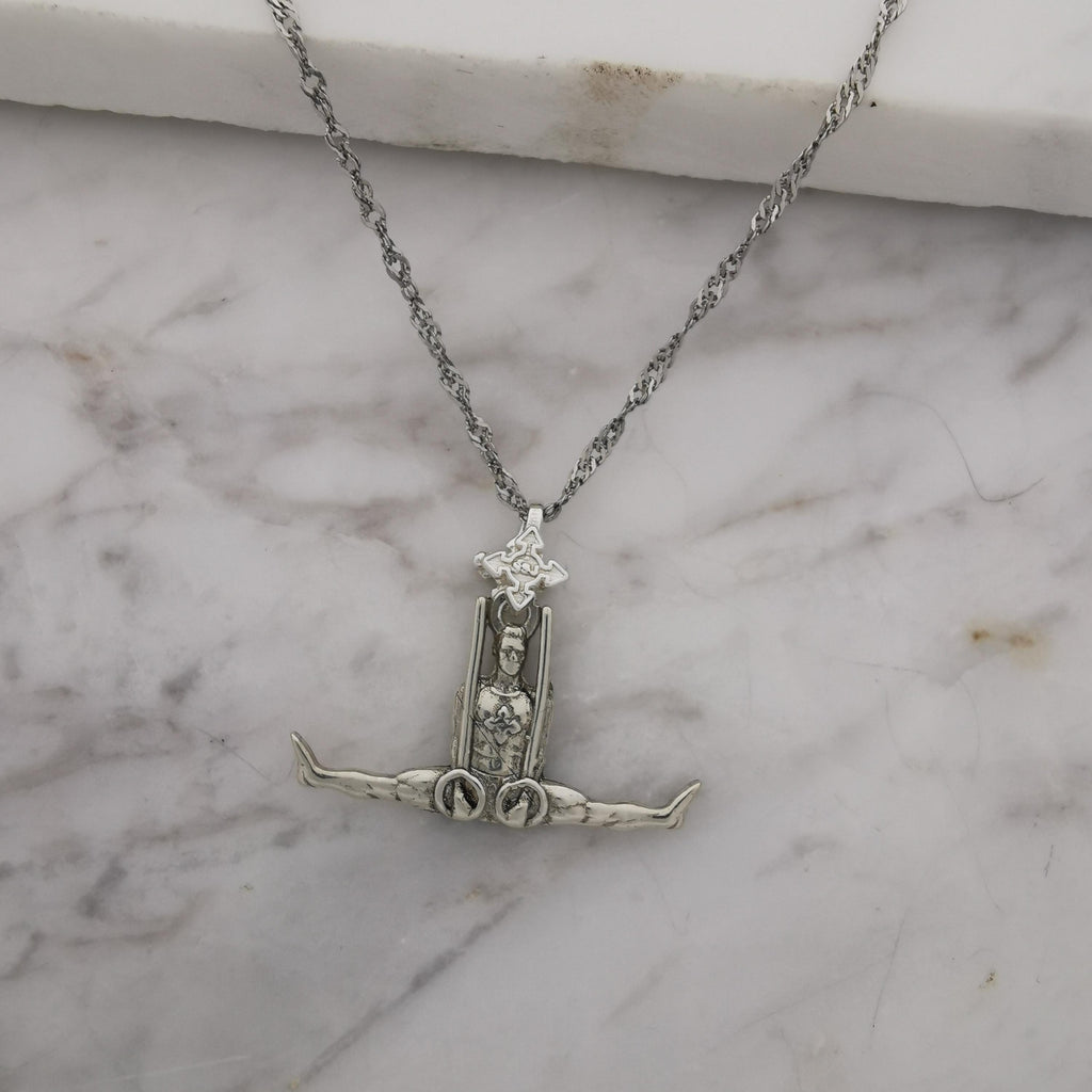 Гимнастик на халки – Мъжки спортен медальон от сребро 925 с класическо полирано покритие – Ръчно изработено бижу талисман за гимнастици и спортисти – Идеален подарък за спортист, треньор или фен – SSJ