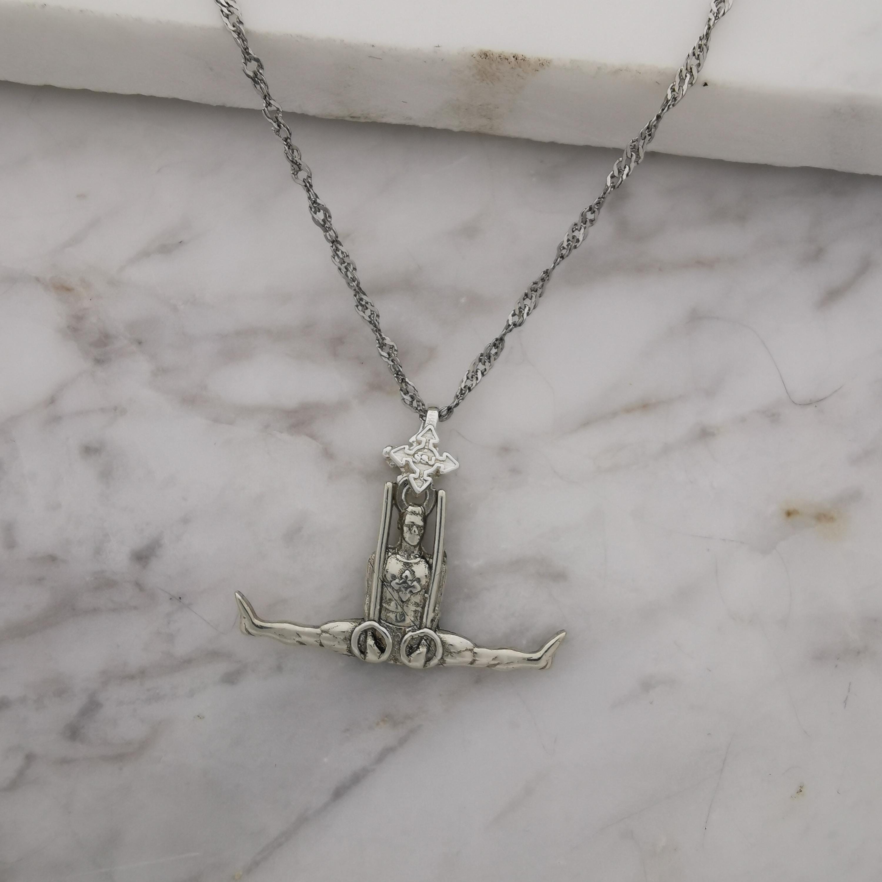 Гимнастик на халки – Мъжки спортен медальон от сребро 925 с класическо полирано покритие – Ръчно изработено бижу талисман за гимнастици и спортисти – Идеален подарък за спортист, треньор или фен – SSJ