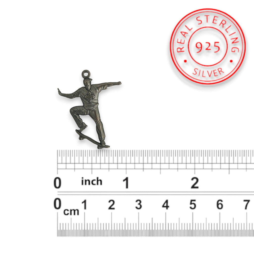 Скейтбордист – Мъжки спортен медальон от сребро 925 с оксидирано покритие – Ръчно изработено спортно бижу – Идеален подарък за мъж, фен на скейтборда – SSJ