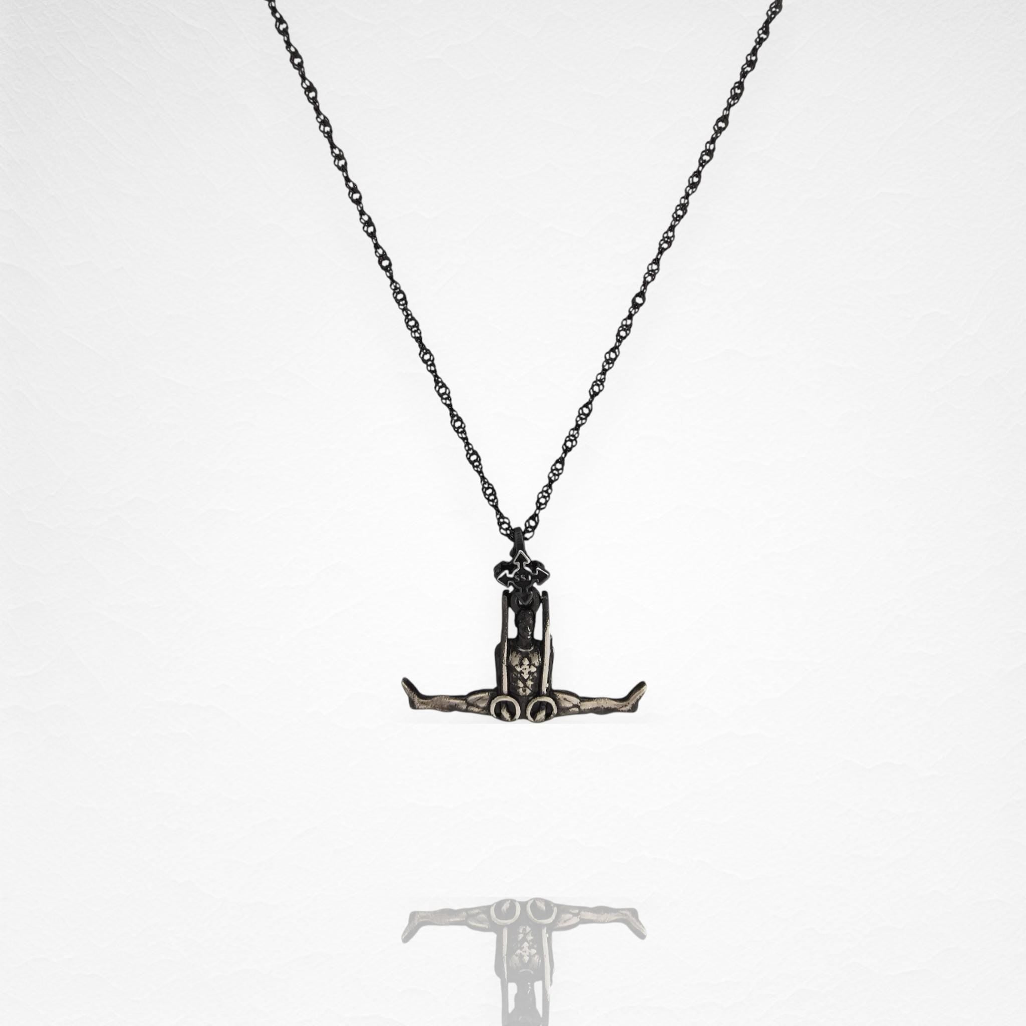 Гимнастик на халки – Мъжки спортен медальон от сребро 925 с винтидж покритие – Ръчно изработено бижу талисман за гимнастици и спортисти – Идеален подарък за спортист, треньор или фен – SSJ