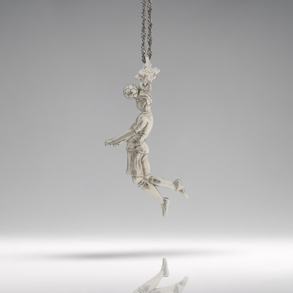 Футболист (удар с глава) – Мъжки спортен медальон от сребро 925 с класическо покритие – Ръчно изработено спортно бижу – Идеален подарък за мъж, фен на футбола – SSJ