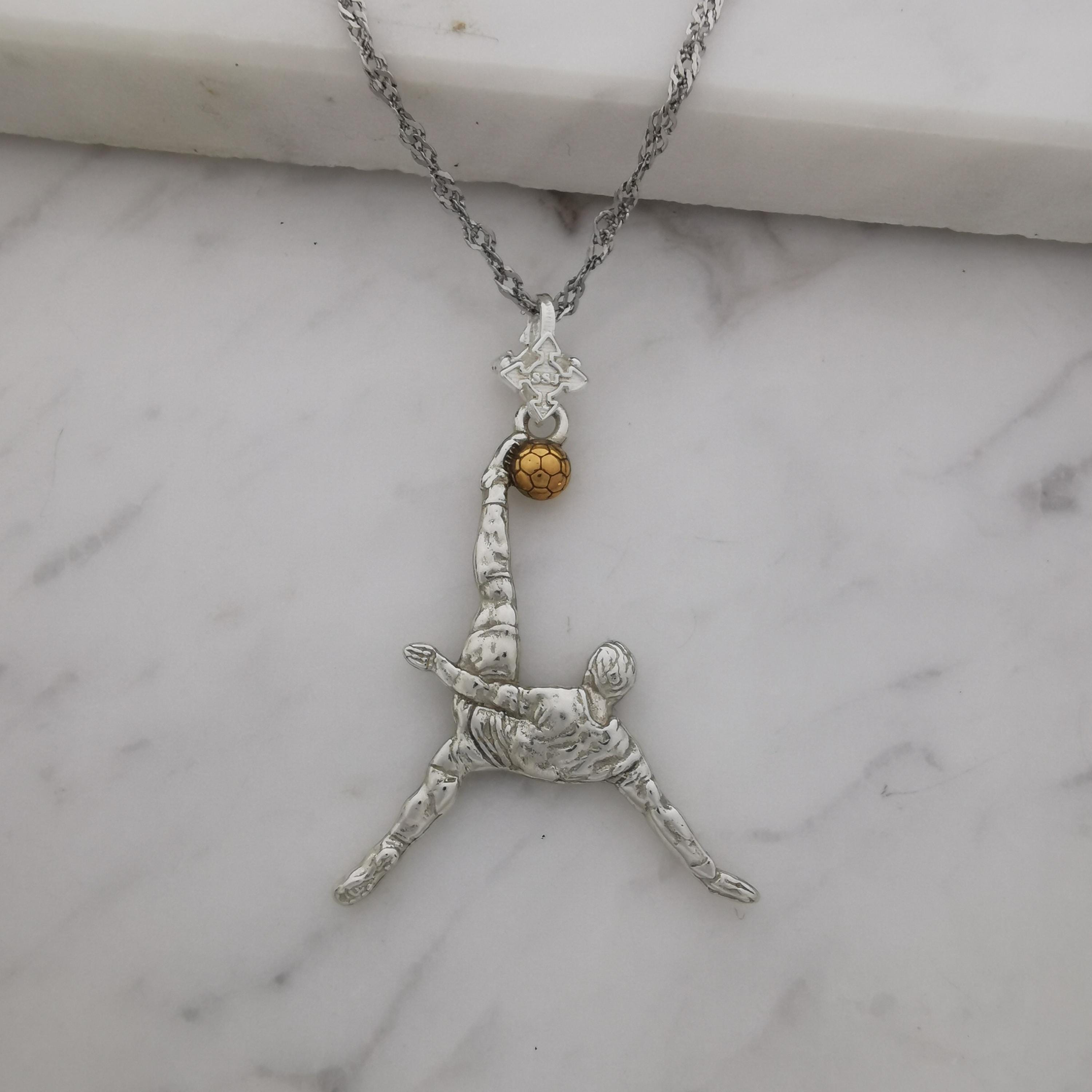 Футболист (задна ножица) – Мъжки спортен медальон от сребро 925 с частично позлатено покритие – Ръчно изработено спортно бижу – Идеален подарък за мъж, фен на футбола – SSJ