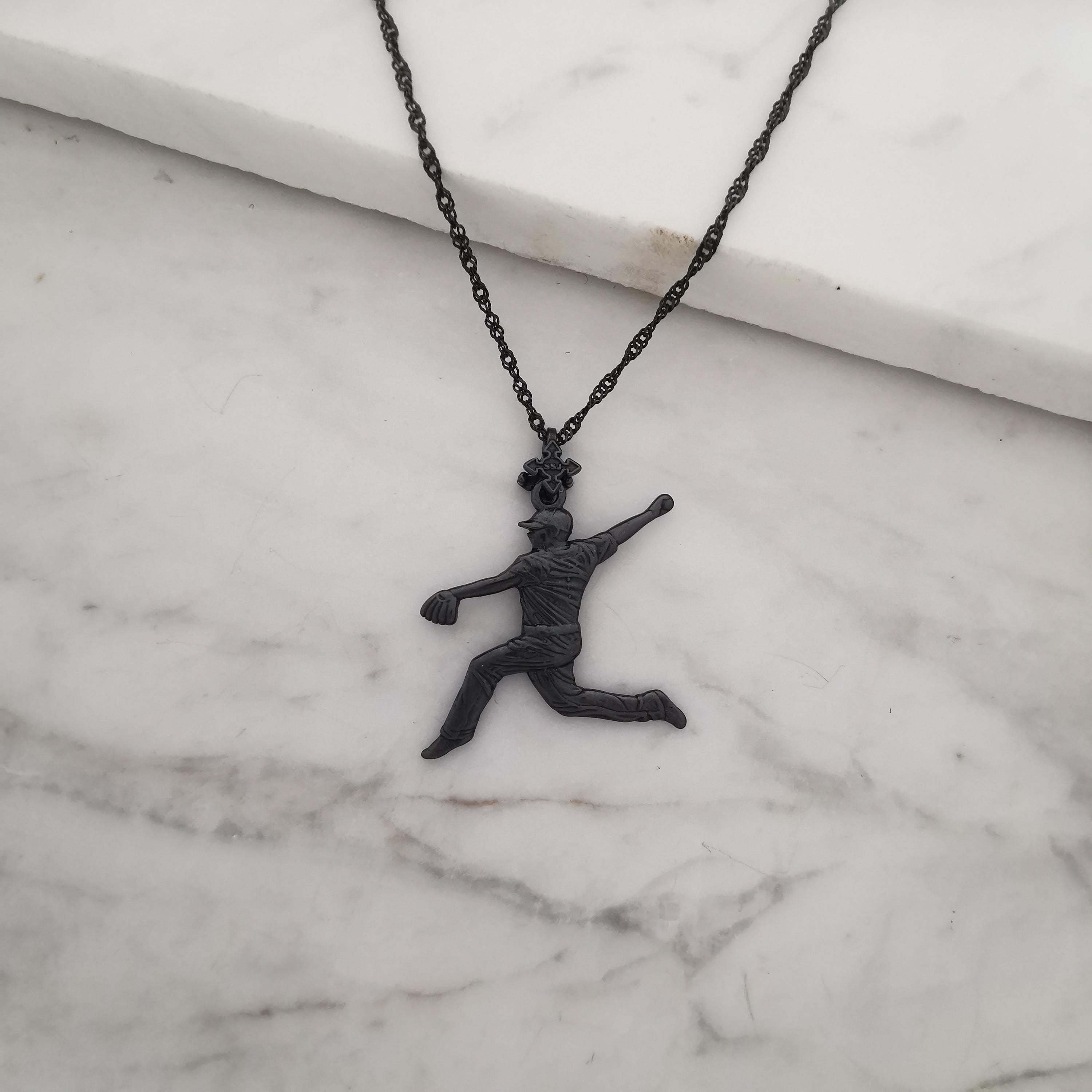 Бейзбол – Мъжки спортен медальон за бейзболист питчър от сребро 925 с оксидирано черно покритие – Ръчно изработено бижу талисман – Идеален подарък за спортисти, треньори и фенове – SSJ