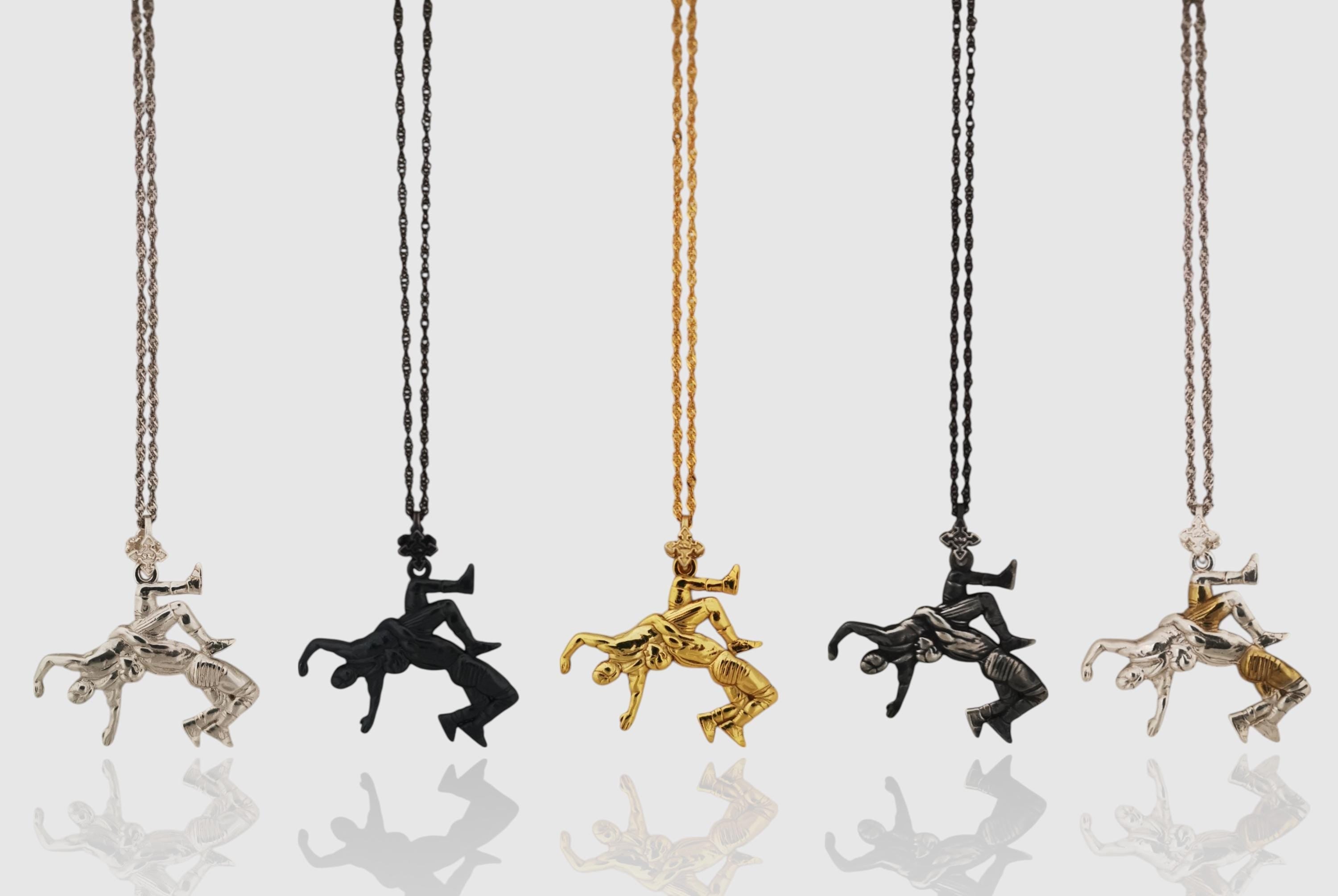 Борба – Мъжки спортен медальон от сребро 925 с частично позлатено покритие – Ръчно изработено бижу талисман за борци, треньори и фенове на бойните изкуства – SSJ