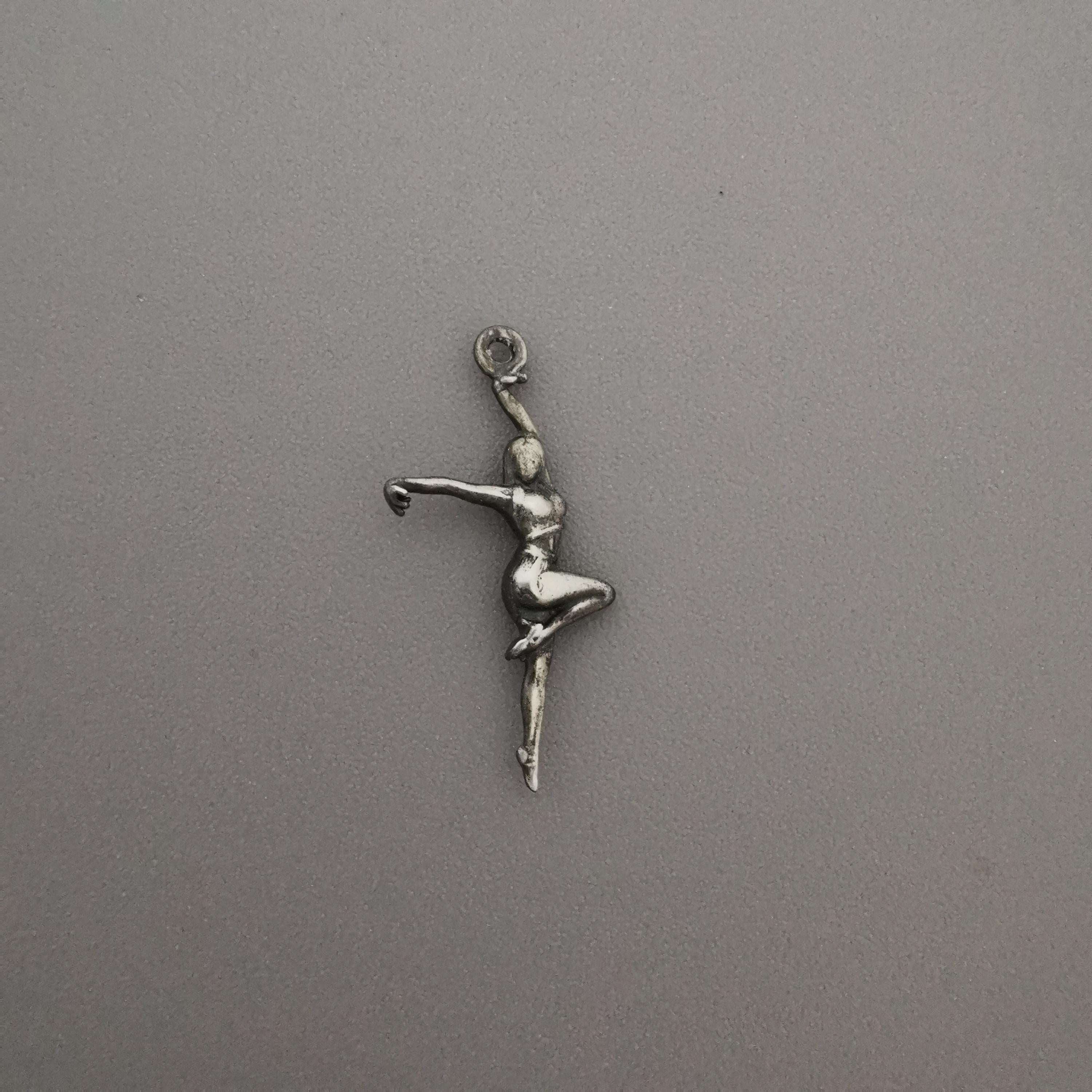 Танцьорка – Дамски спортен медальон от сребро 925 с винтидж покритие – Ръчно изработено спортно бижу – Идеален подарък за жена, фенка на спортните танци – SSJ