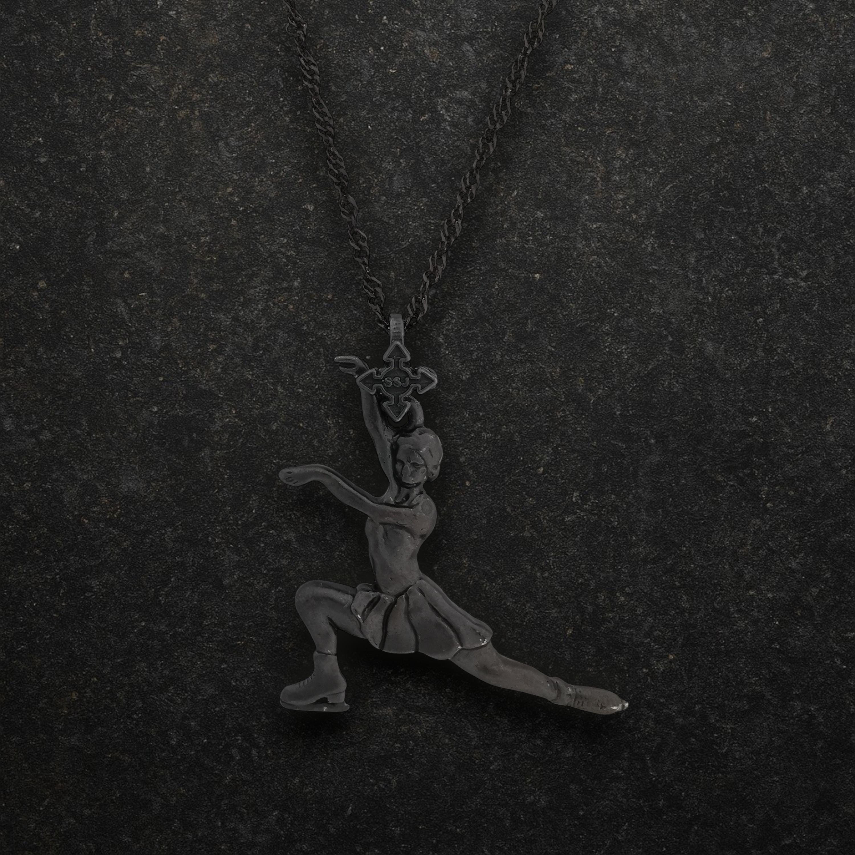 Фигурно пързаляне – Дамски спортен медальон от сребро 925 с оксидирано покритие – Ръчно изработено спортно бижу – Идеален подарък за жена, фенка на фигурното пързаляне – SSJ