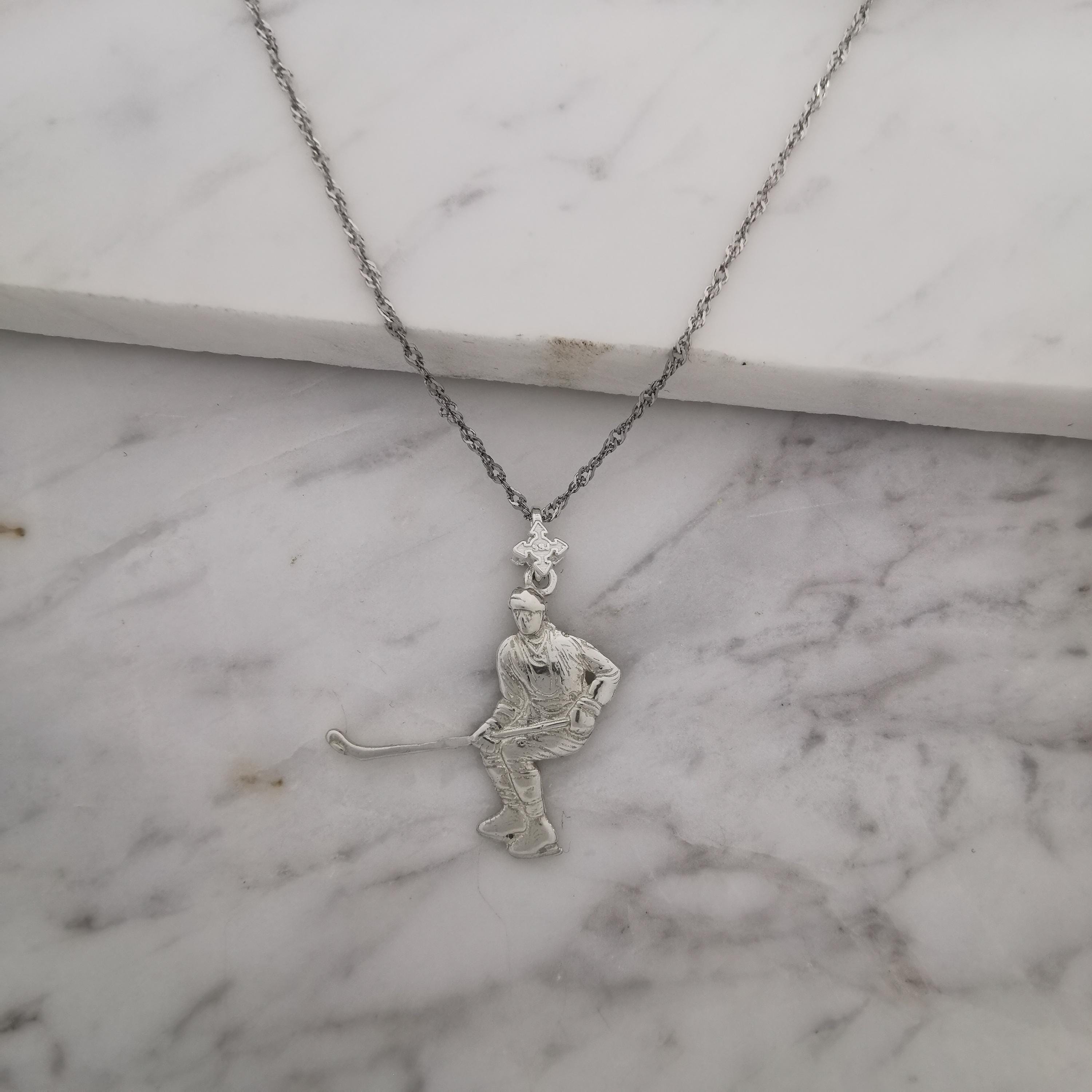Хокеист – Мъжки спортен медальон от сребро 925 с класическо покритие – Ръчно изработено спортно бижу – Идеален подарък за мъж, фен на хокея – SSJ