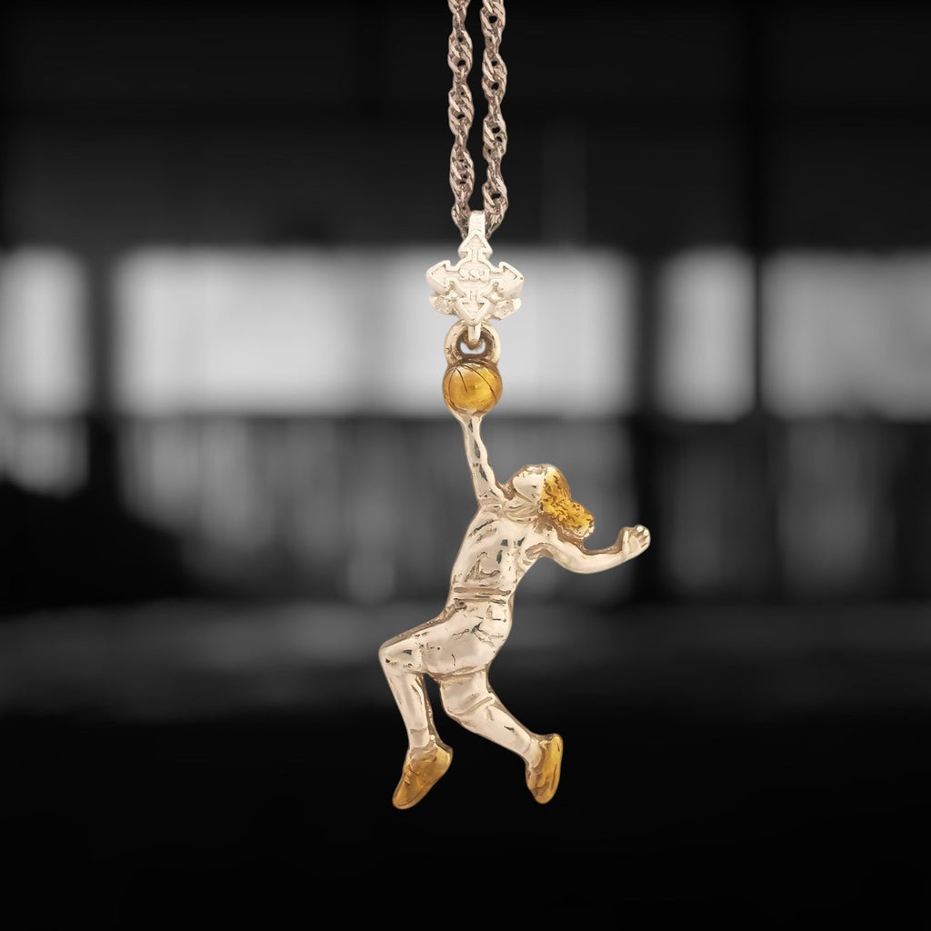 Баскетбол – Женски спортен медальон от сребро 925 с частично позлатено покритие – Ръчно изработено бижу талисман за баскетболистки и фенки на спорта – Идеален подарък за спортист, треньор или почитател – SSJ
