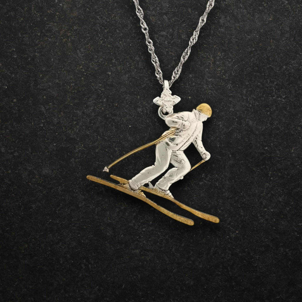 Скиор – Унисекс спортен медальон от сребро 925 с частично позлатено покритие – Ръчно изработено спортно бижу – Идеален подарък за фен на зимните спортове – SSJ
