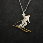 Скиор – Унисекс спортен медальон от сребро 925 с частично позлатено покритие – Ръчно изработено спортно бижу – Идеален подарък за фен на зимните спортове – SSJ