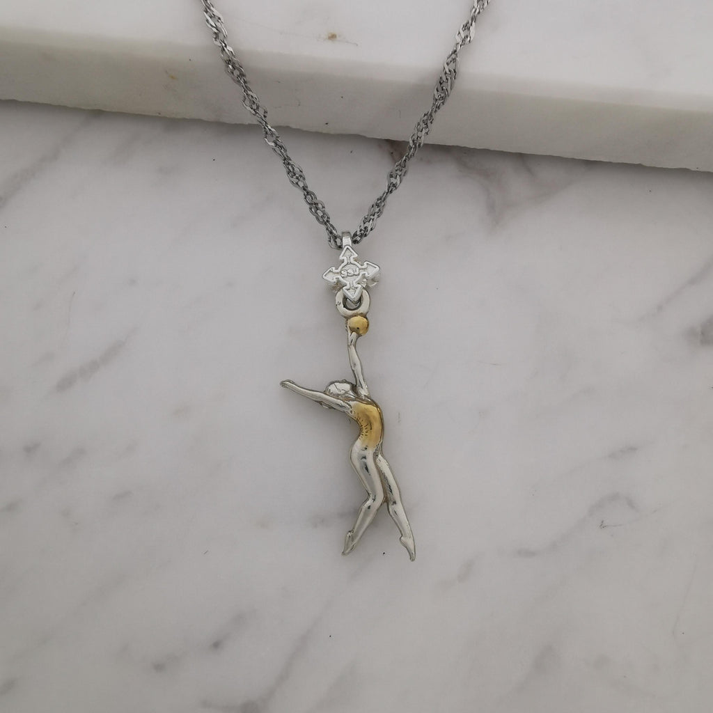 Художествена гимнастика (съчетание с топка) – Дамски спортен медальон от сребро 925 с частично позлатено покритие – Ръчно изработено спортно бижу – Идеален подарък за жена, фенка на художествената гимнастика – SSJ