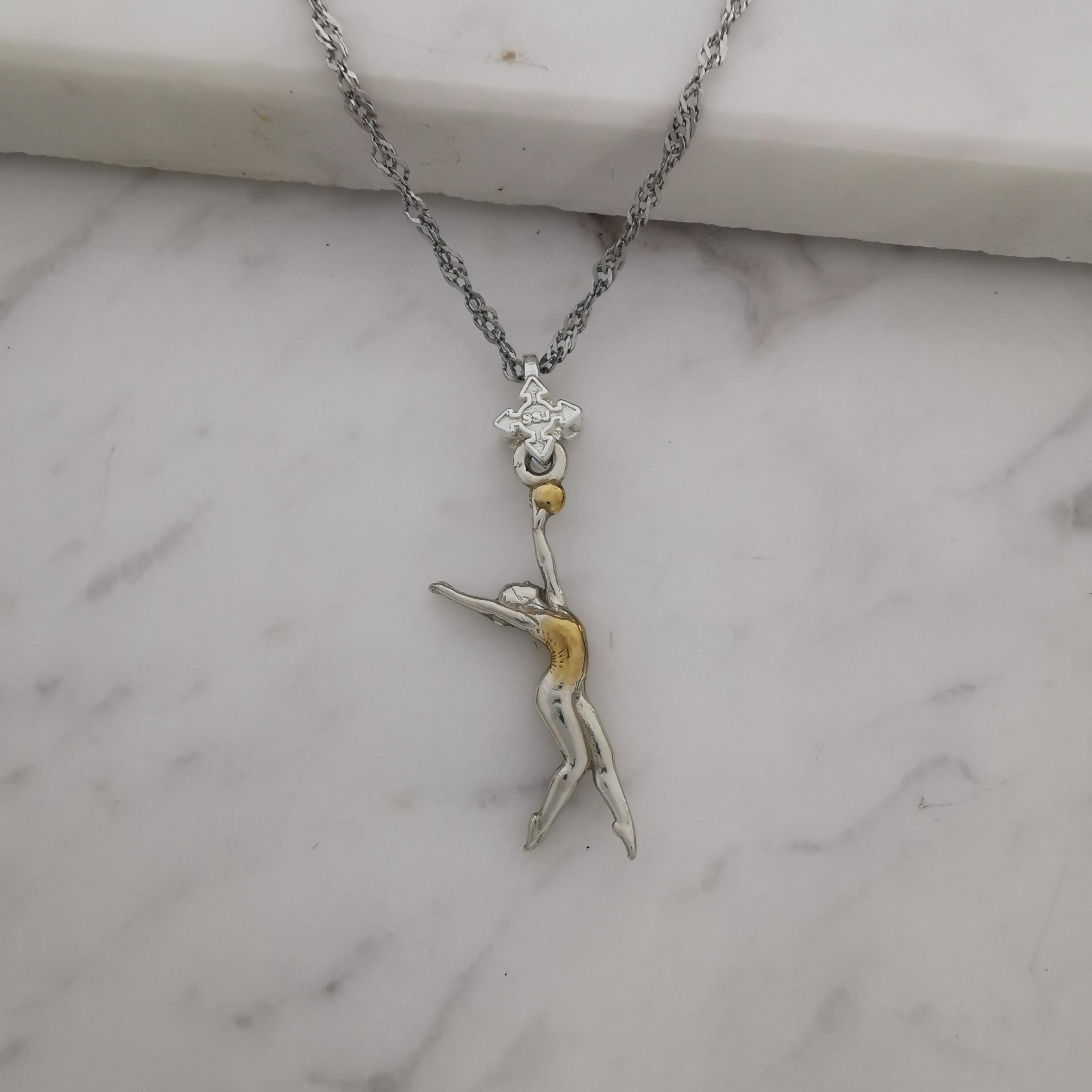 Художествена гимнастика (съчетание с топка) – Дамски спортен медальон от сребро 925 с частично позлатено покритие – Ръчно изработено спортно бижу – Идеален подарък за жена, фенка на художествената гимнастика – SSJ