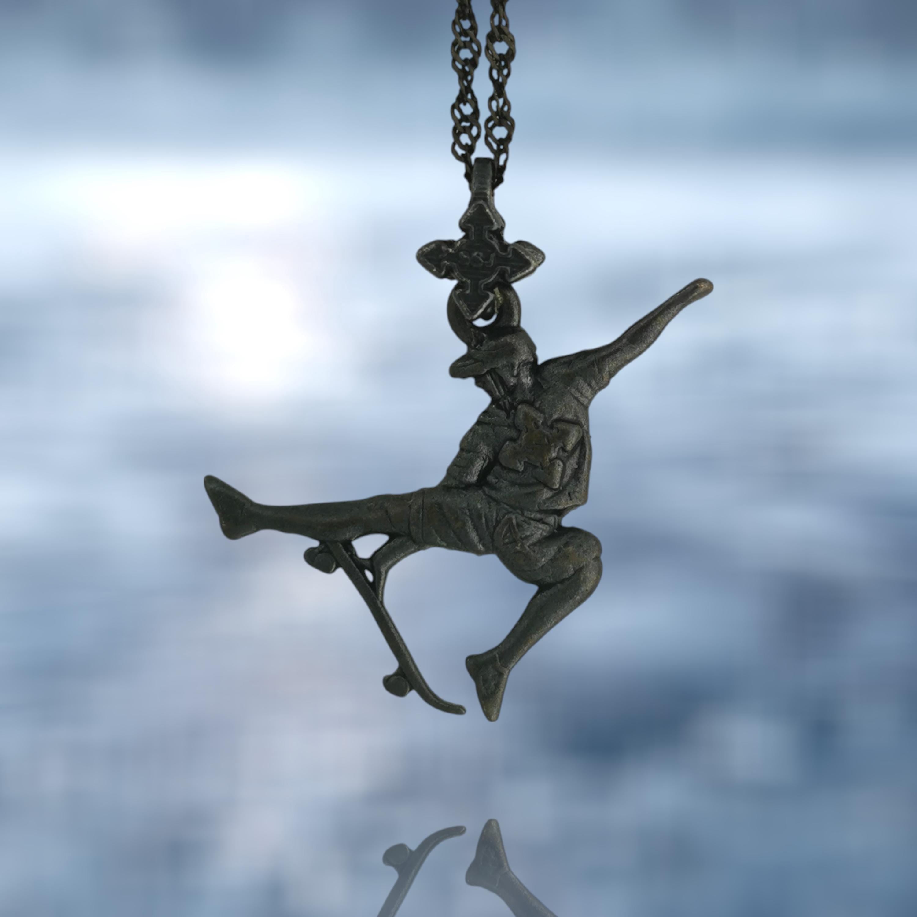 Скейтбордист – Мъжки спортен медальон от сребро 925 с оксидирано покритие – Ръчно изработено спортно бижу – Идеален подарък за мъж, фен на скейтборда – SSJ