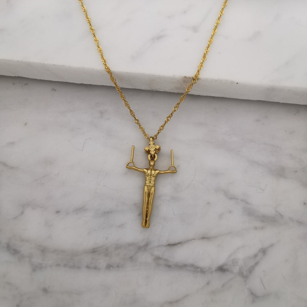 Мъжки спортен медальон от сребро 925 – Позлатено бижу талисман за гимнастици и спортисти – Ръчно изработен медальон „Гимнастик на халки“ – Идеален подарък за спортист, треньор или фен – SSJ