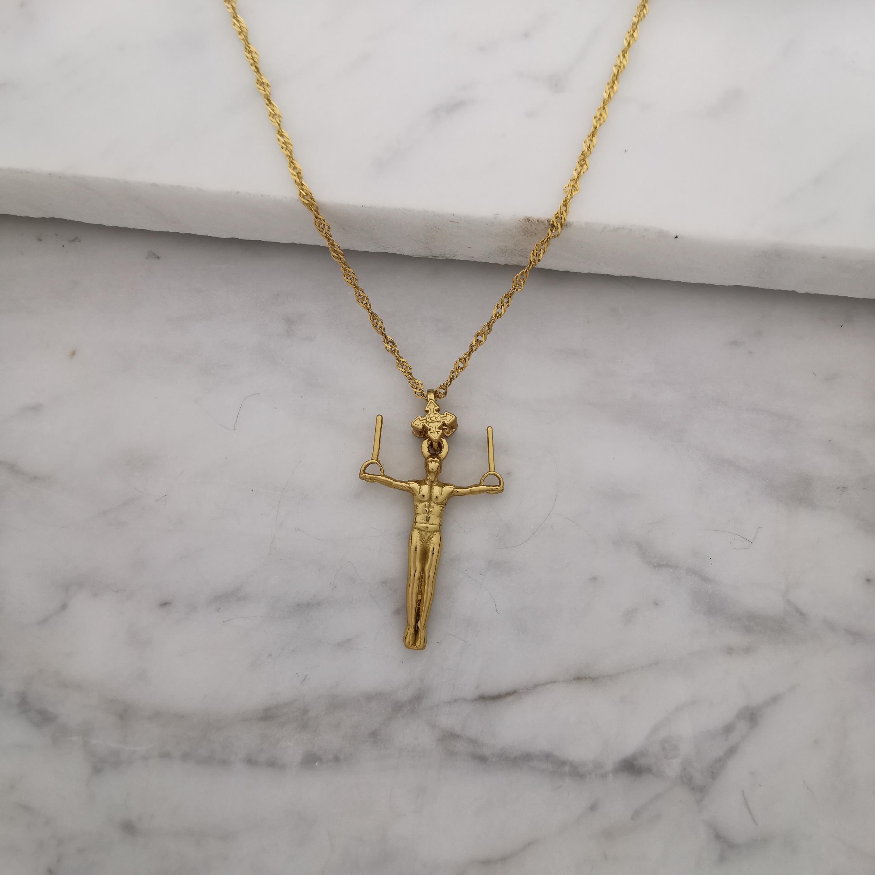 Мъжки спортен медальон от сребро 925 – Позлатено бижу талисман за гимнастици и спортисти – Ръчно изработен медальон „Гимнастик на халки“ – Идеален подарък за спортист, треньор или фен – SSJ