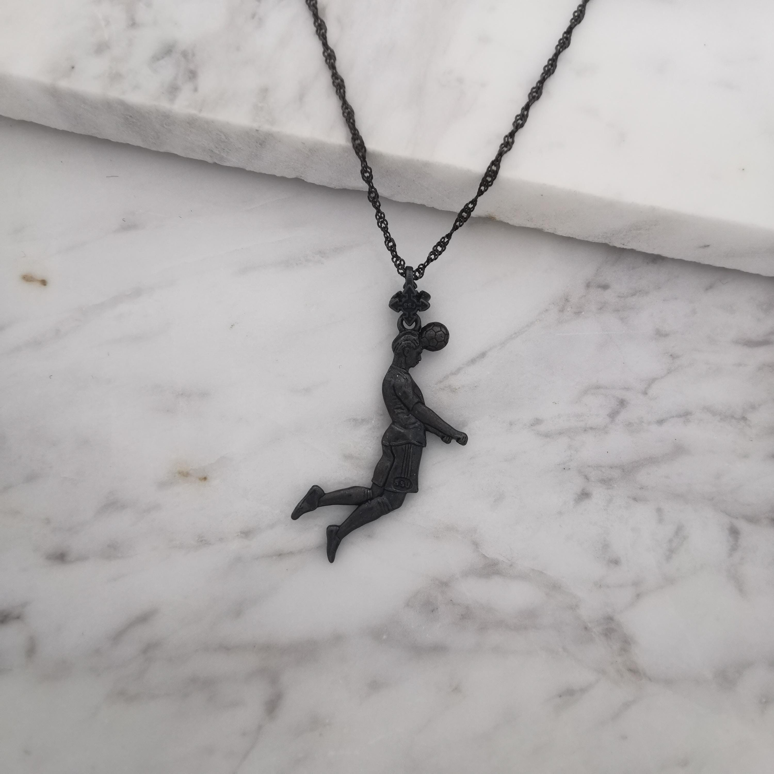 Футболист (удар с глава) – Мъжки спортен медальон от сребро 925 с оксидирано покритие – Ръчно изработено спортно бижу – Идеален подарък за мъж, фен на футбола – SSJ