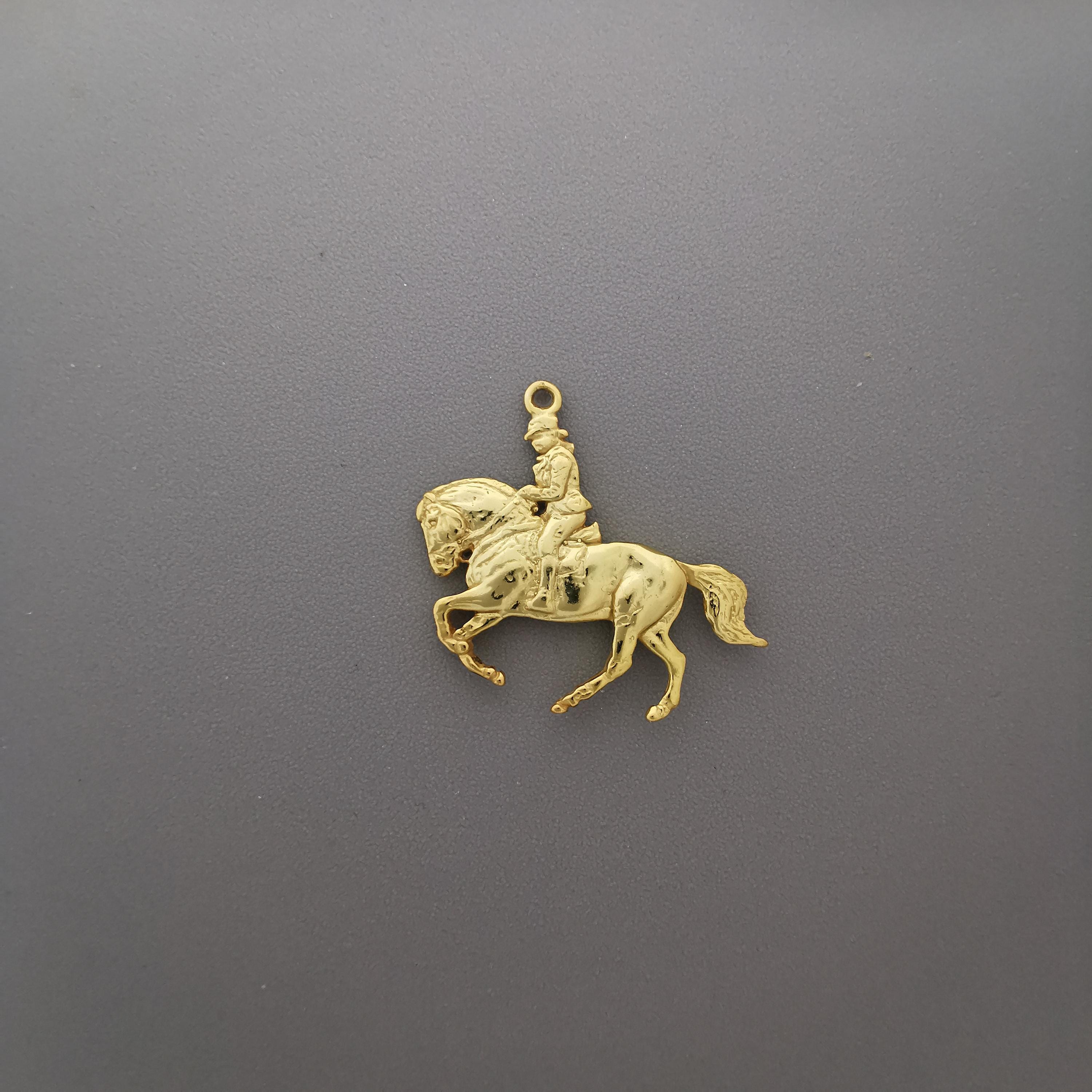 Конен спорт – Мъжки медальон „Ездач“ (обездка) – Позлатено покритие – Сребро 925 – Ръчно изработено бижу/талисман – Идеален подарък за мъж – SSJ