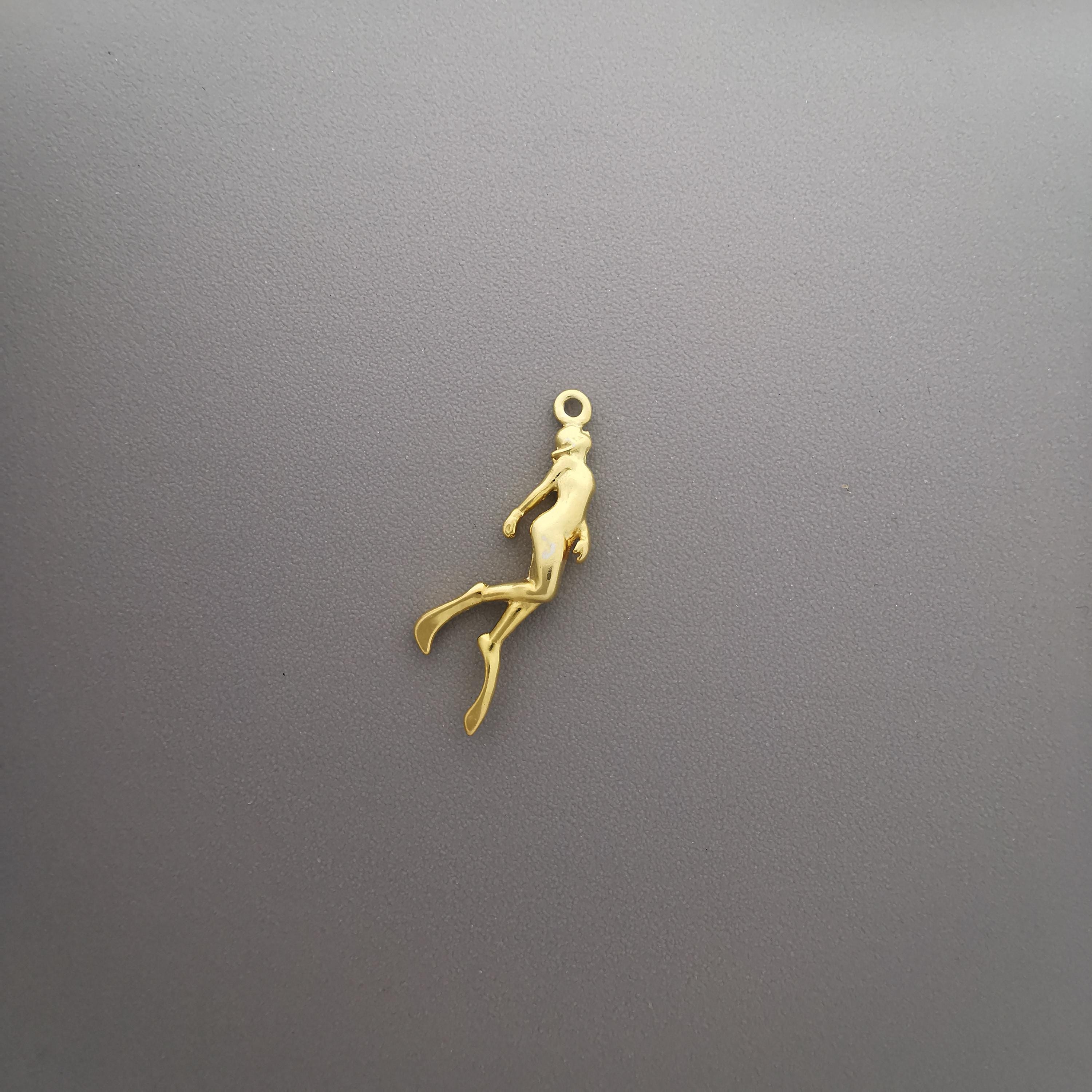 Дайвинг – Дамски медальон Водолаз от сребро 925 с позлатено покритие – Ръчно изработено бижу Гмуркач за любителки на морето и подводния свят – SSJ