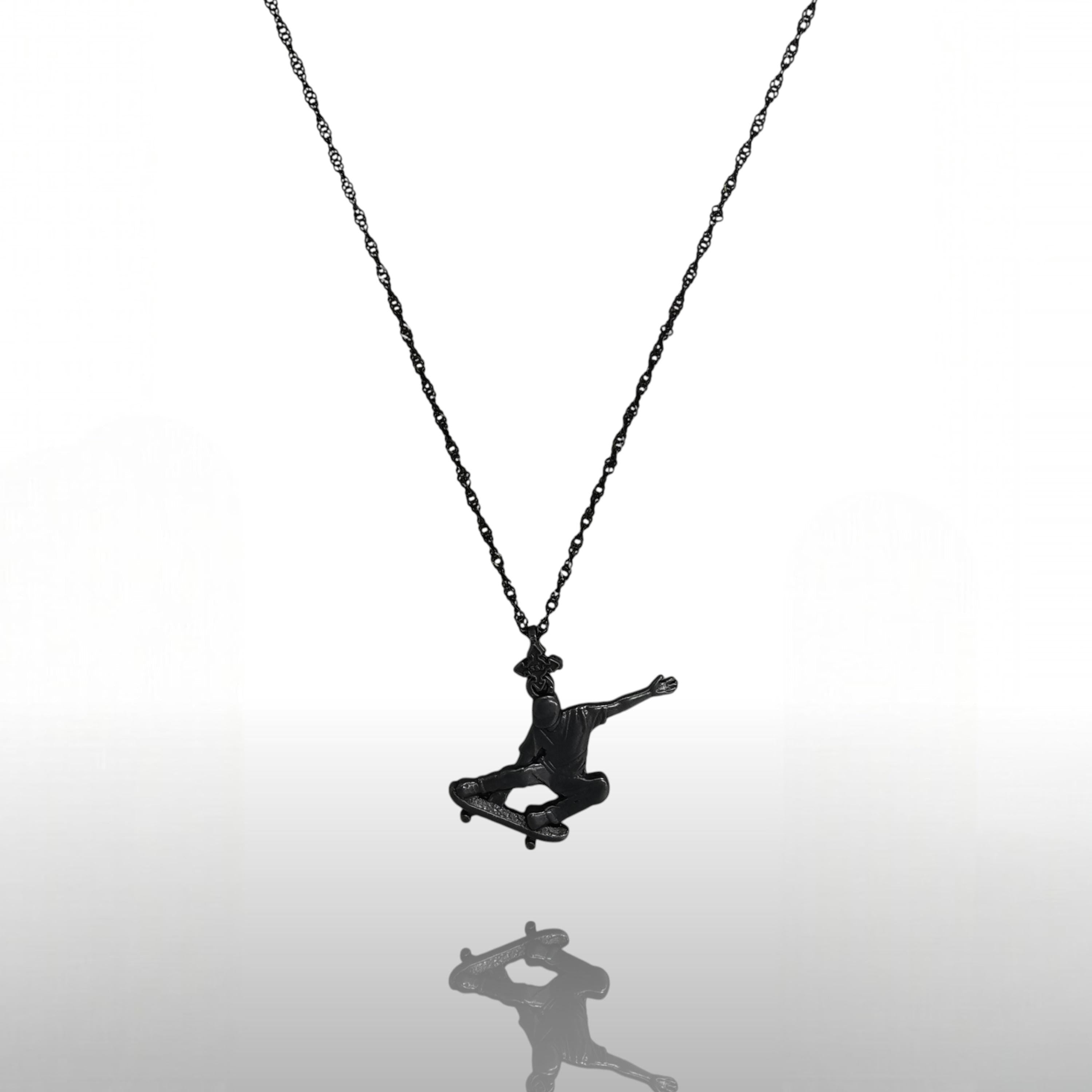 Скейтбордист (скок) – Мъжки спортен медальон от сребро 925 с оксидирано покритие – Ръчно изработено спортно бижу – Идеален подарък за мъж, фен на скейтборда – SSJ