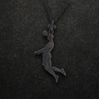 Футболист (удар с глава) – Мъжки спортен медальон от сребро 925 с оксидирано покритие – Ръчно изработено спортно бижу – Идеален подарък за мъж, фен на футбола – SSJ