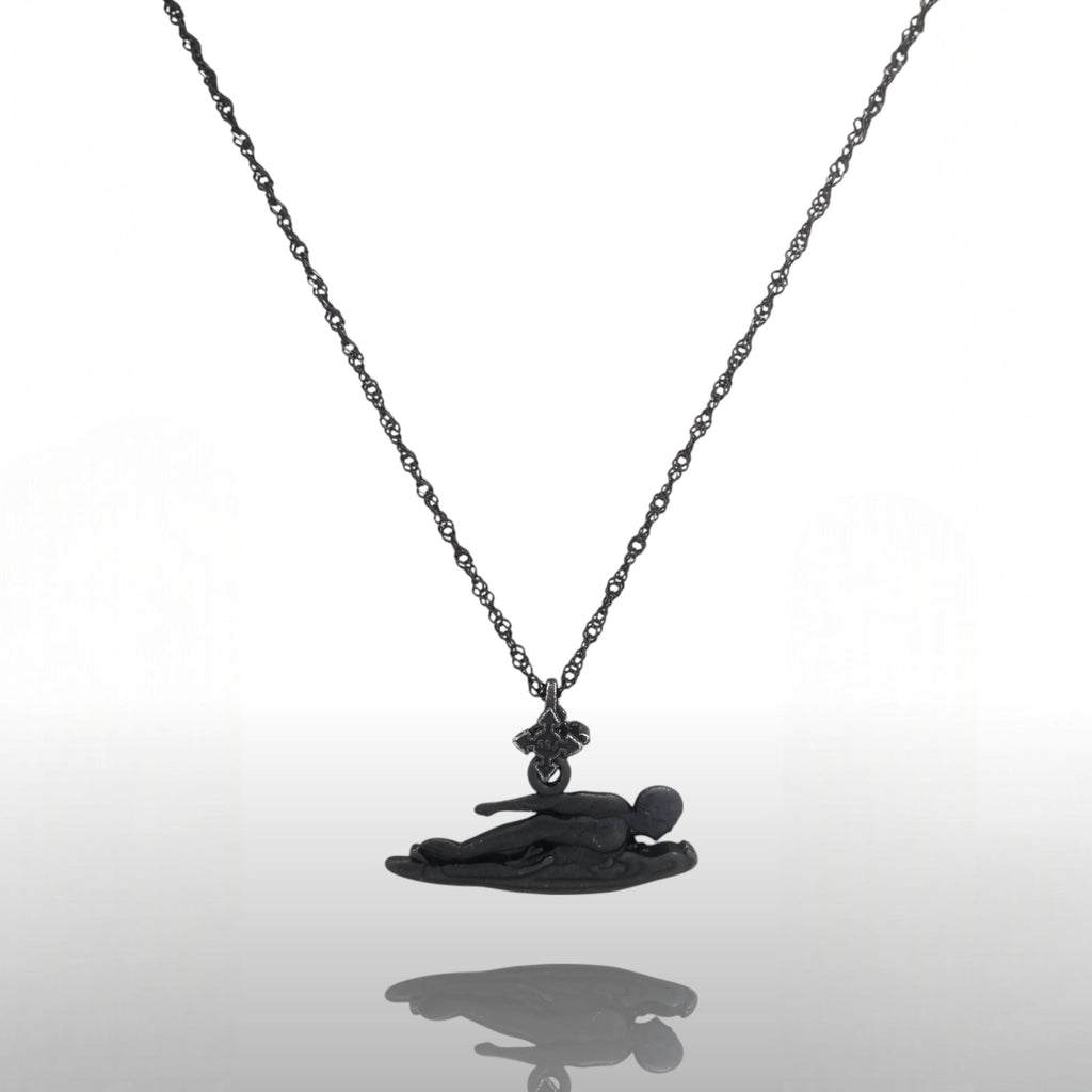 Плувец (бътерфлай) – Мъжки спортен медальон от сребро 925 с оксидирано покритие – Ръчно изработено спортно бижу – Идеален подарък за мъж, фен на плуването – SSJ