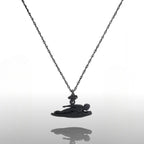 Плувец (бътерфлай) – Мъжки спортен медальон от сребро 925 с оксидирано покритие – Ръчно изработено спортно бижу – Идеален подарък за мъж, фен на плуването – SSJ