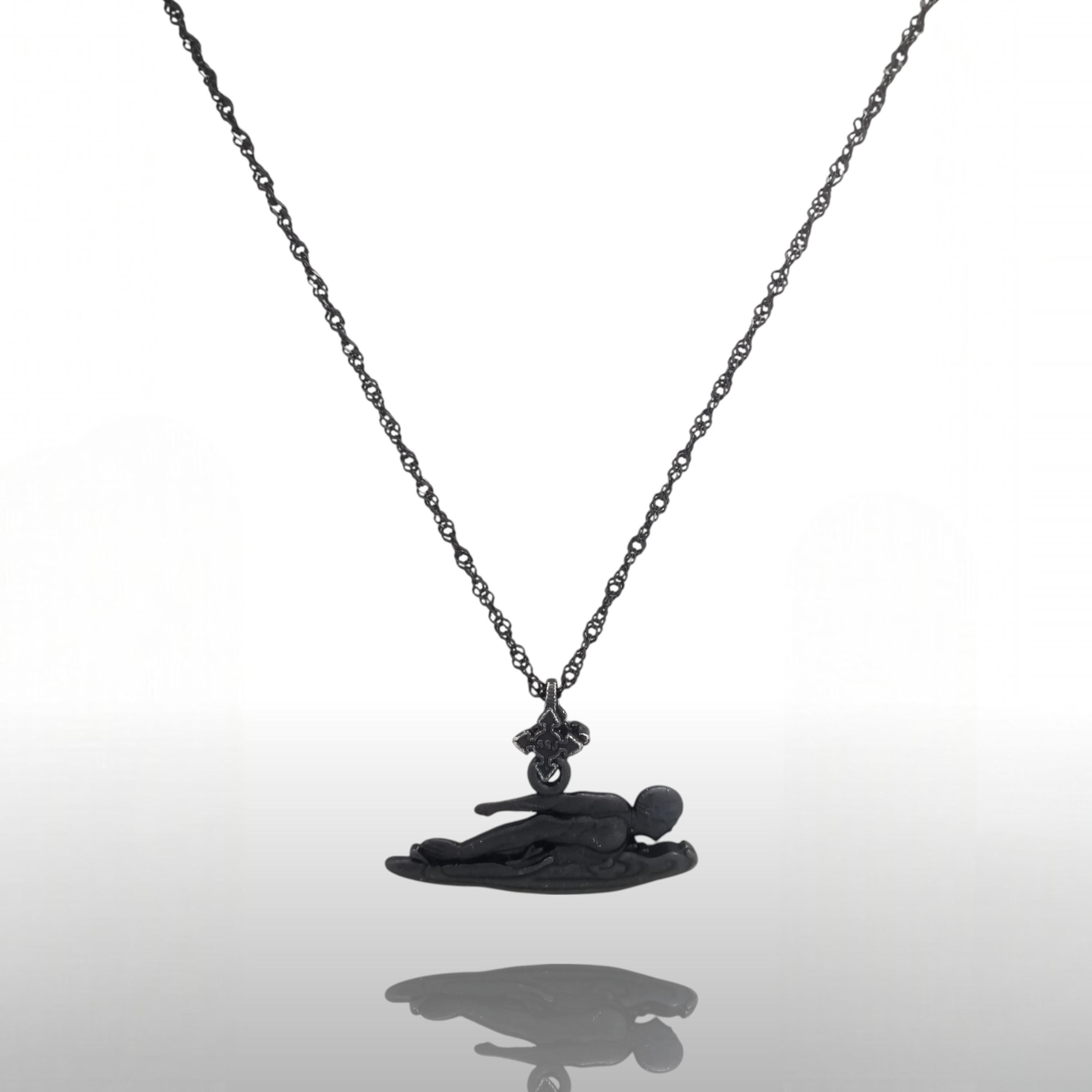 Плувец (бътерфлай) – Мъжки спортен медальон от сребро 925 с оксидирано покритие – Ръчно изработено спортно бижу – Идеален подарък за мъж, фен на плуването – SSJ