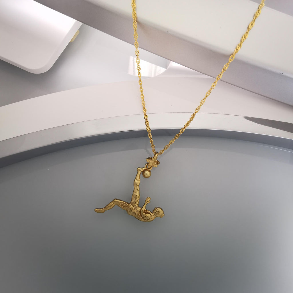 Футболист (задна ножица) – Мъжки спортен медальон от сребро 925 с позлатено покритие – Ръчно изработено спортно бижу – Идеален подарък за мъж, фен на футбола – SSJ