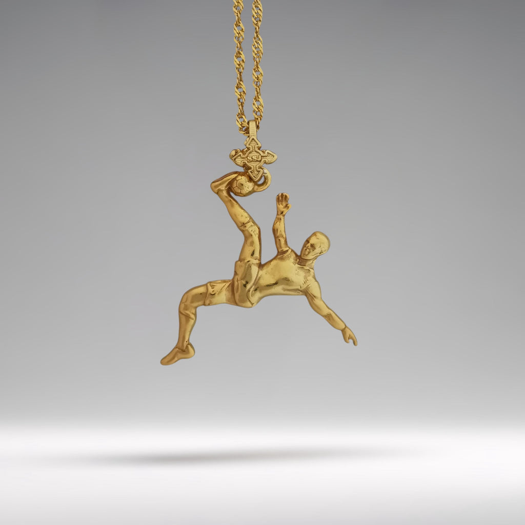 Футболист (задна ножица) – Мъжки спортен медальон от сребро 925 с позлатено покритие – Ръчно изработено спортно бижу – Идеален подарък за мъж, фен на футбола – SSJ