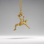 Футболист (задна ножица) – Мъжки спортен медальон от сребро 925 с позлатено покритие – Ръчно изработено спортно бижу – Идеален подарък за мъж, фен на футбола – SSJ