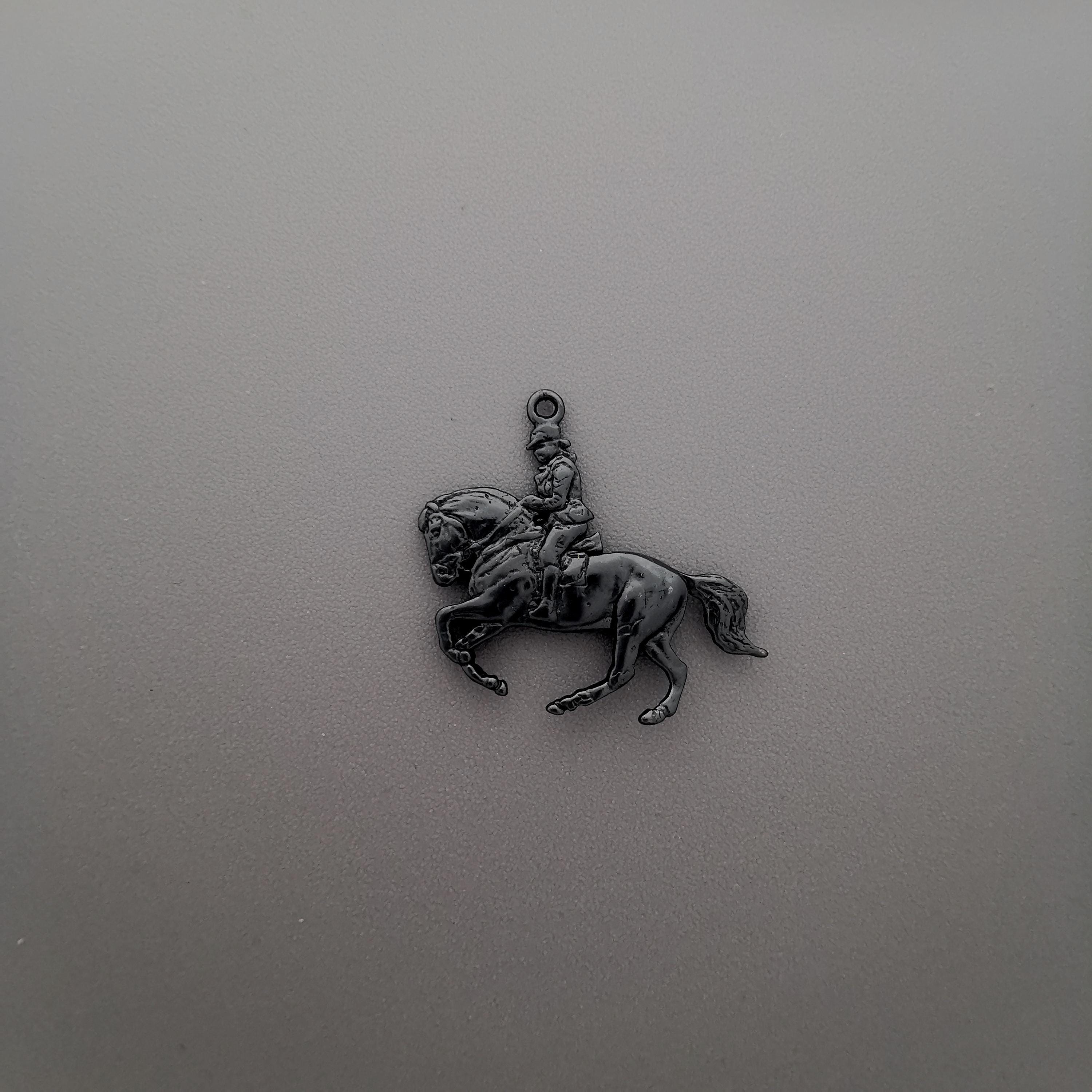 Конен спорт – Мъжки медальон „Ездач“ (обездка) – Оксидирано сребро 925 – Ръчно изработено бижу/талисман – Идеален подарък за мъж – SSJ