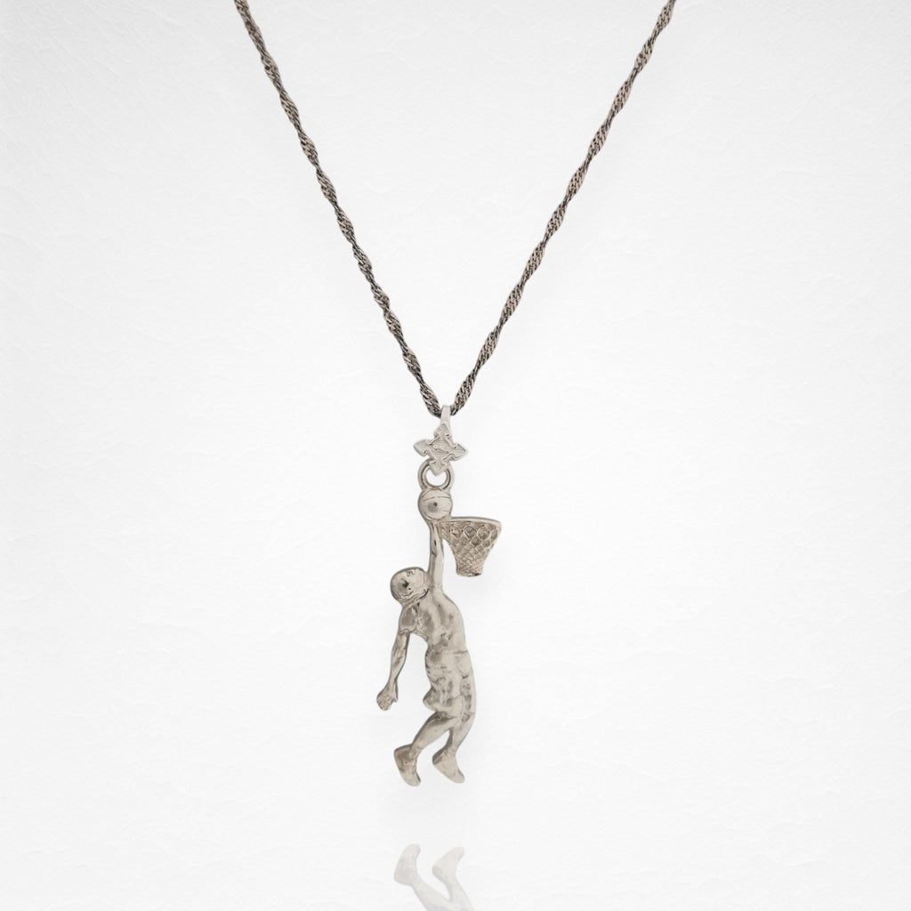 Баскетбол – Мъжки спортен медальон от сребро 925 с класическо полирано покритие – Ръчно изработено бижу талисман за баскетболисти и фенове – Идеален подарък за спортист или треньор – SSJ